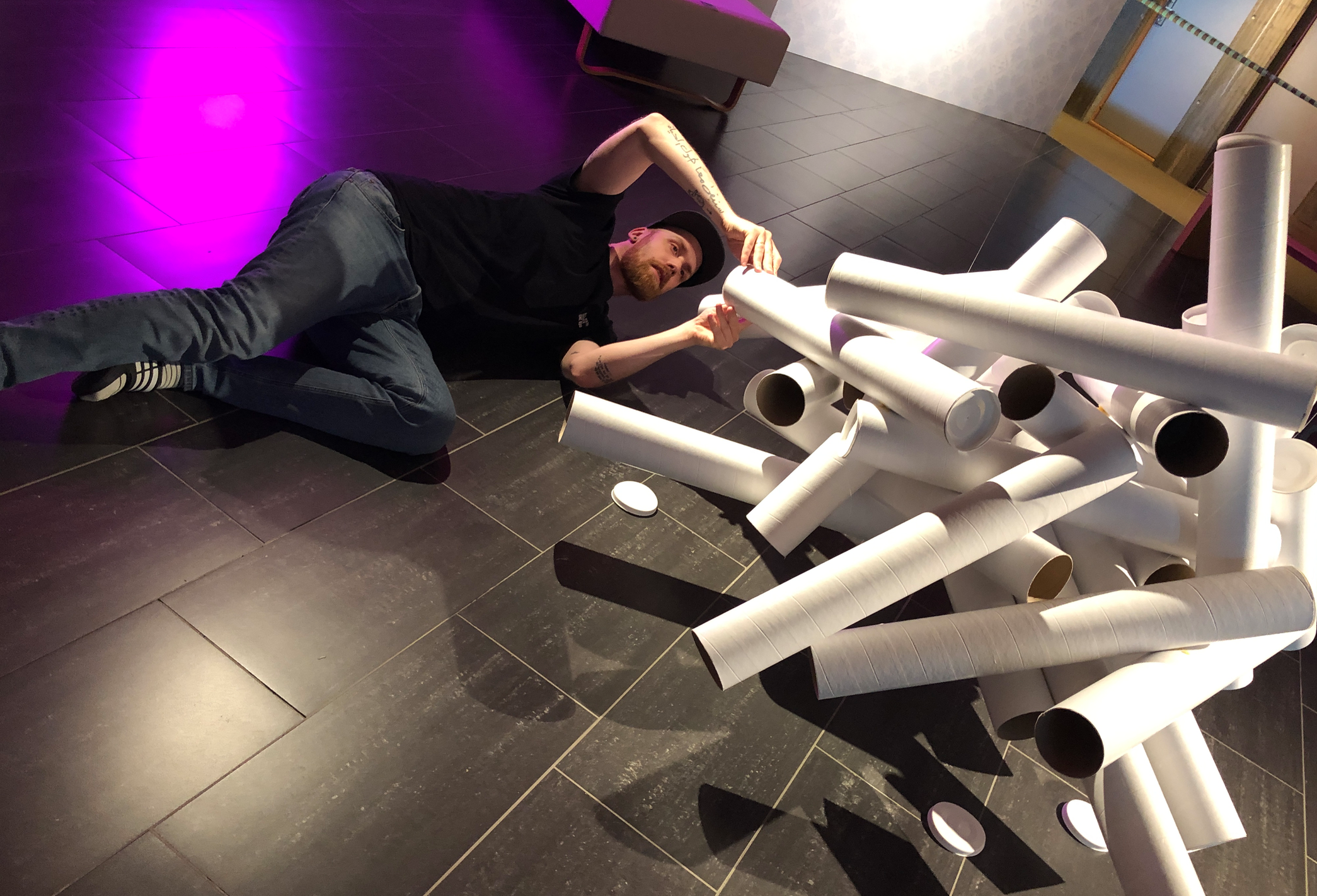En svevende skulptur av rør in the making.