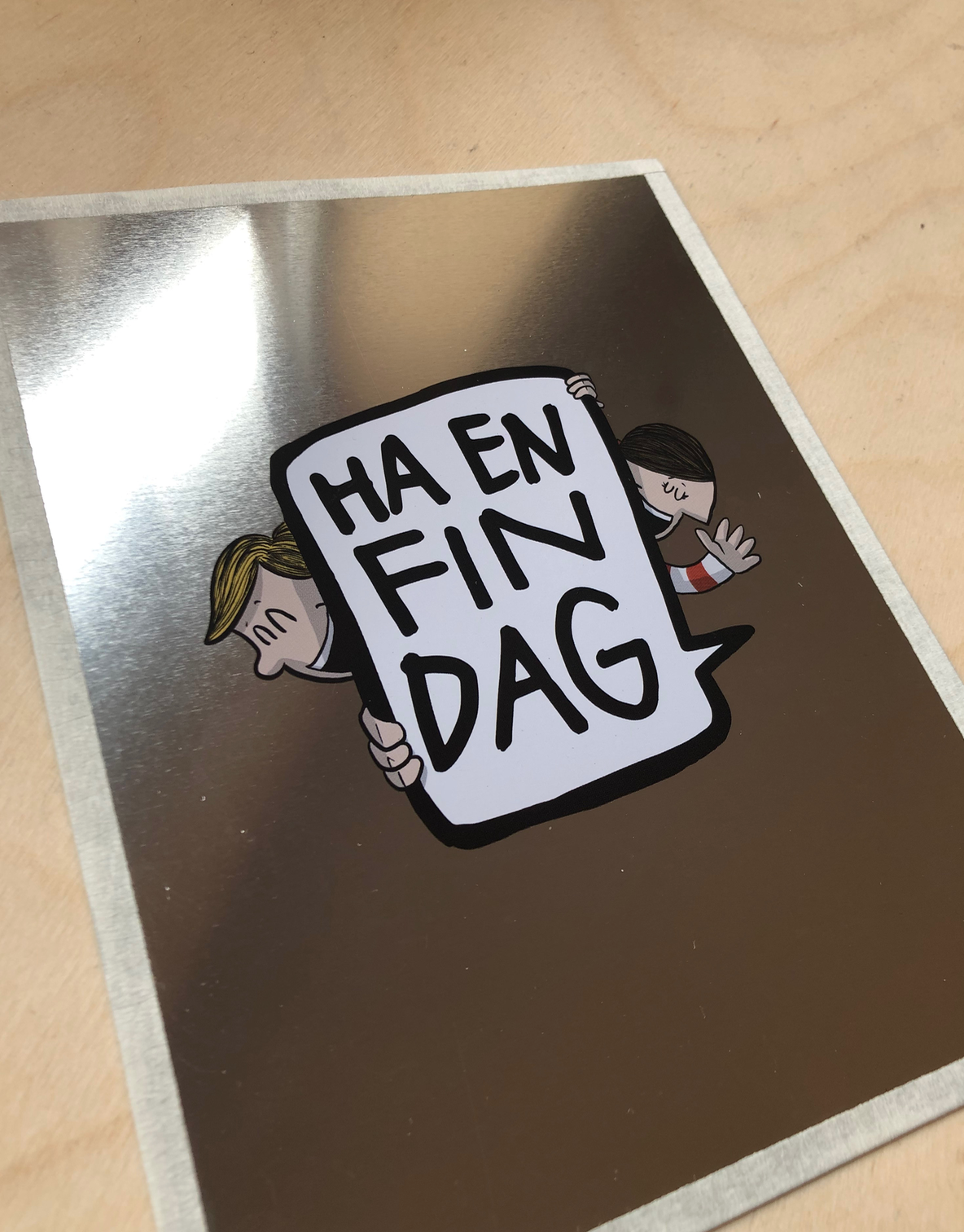 Prøvetrykk av logo på metallflate. Jeg hadde lyst til å la matboksenes grunntekstur skinne igjennom. Det funka som bare det. Illustrasjonene mine popper nydelig på bakgrunnen.