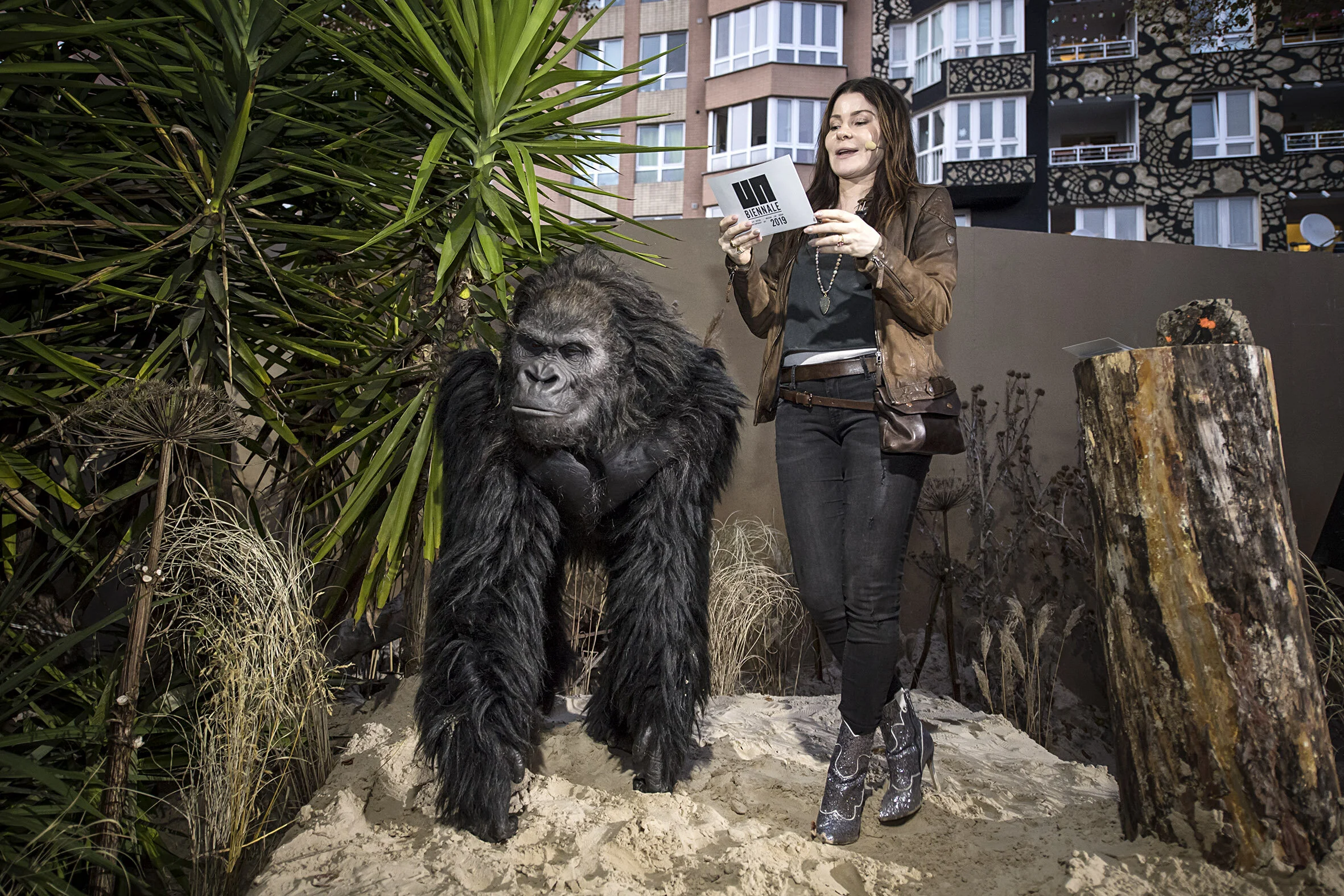 Yasha og en gorilla åpner biennalen.