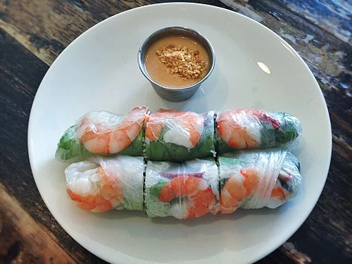 512px-Spring_rolls_with_peanut_sauce.jpg