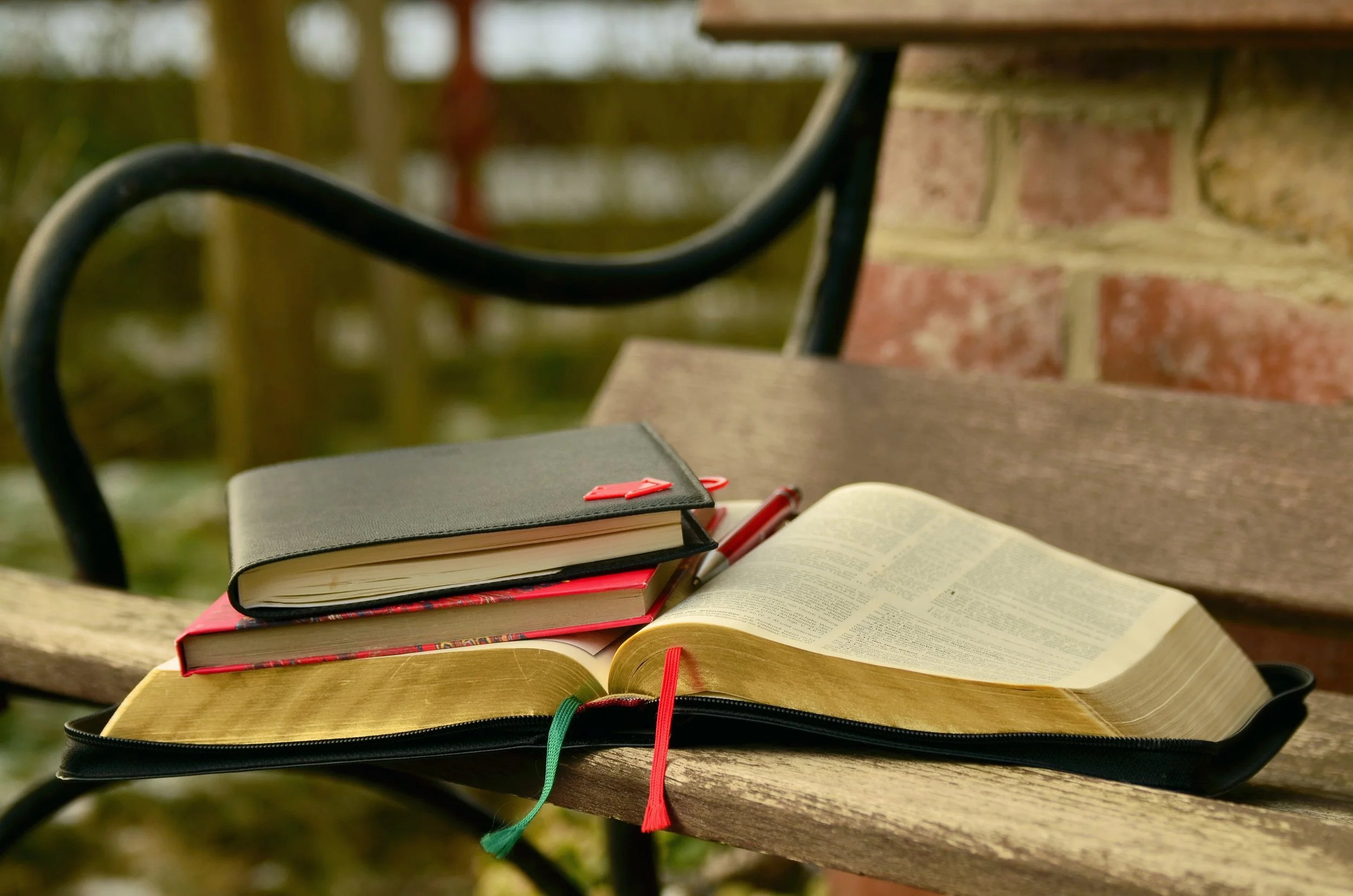 bench-books-notebook-159737.jpeg