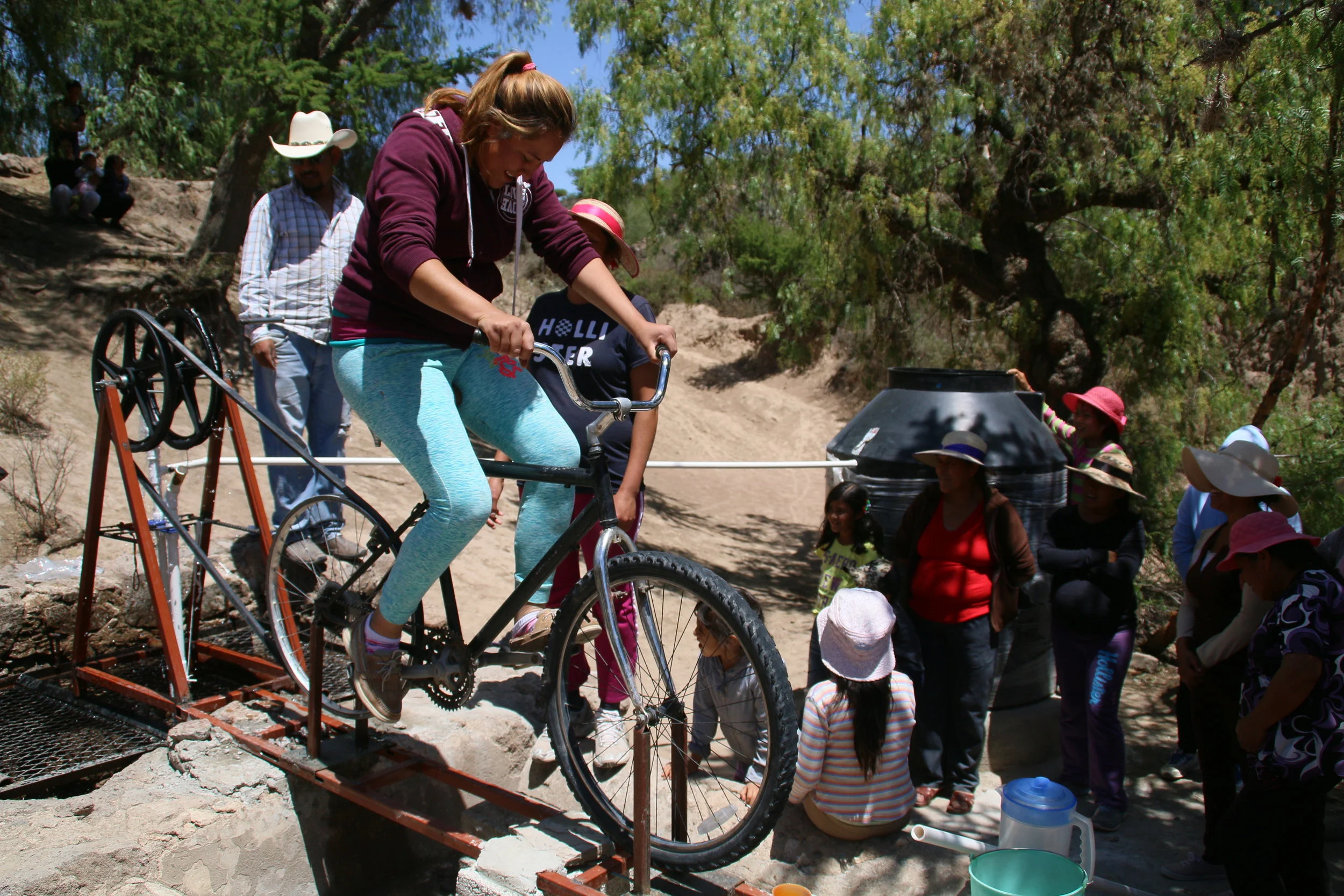 Pedaleando por agua en la comunidad de La Onza