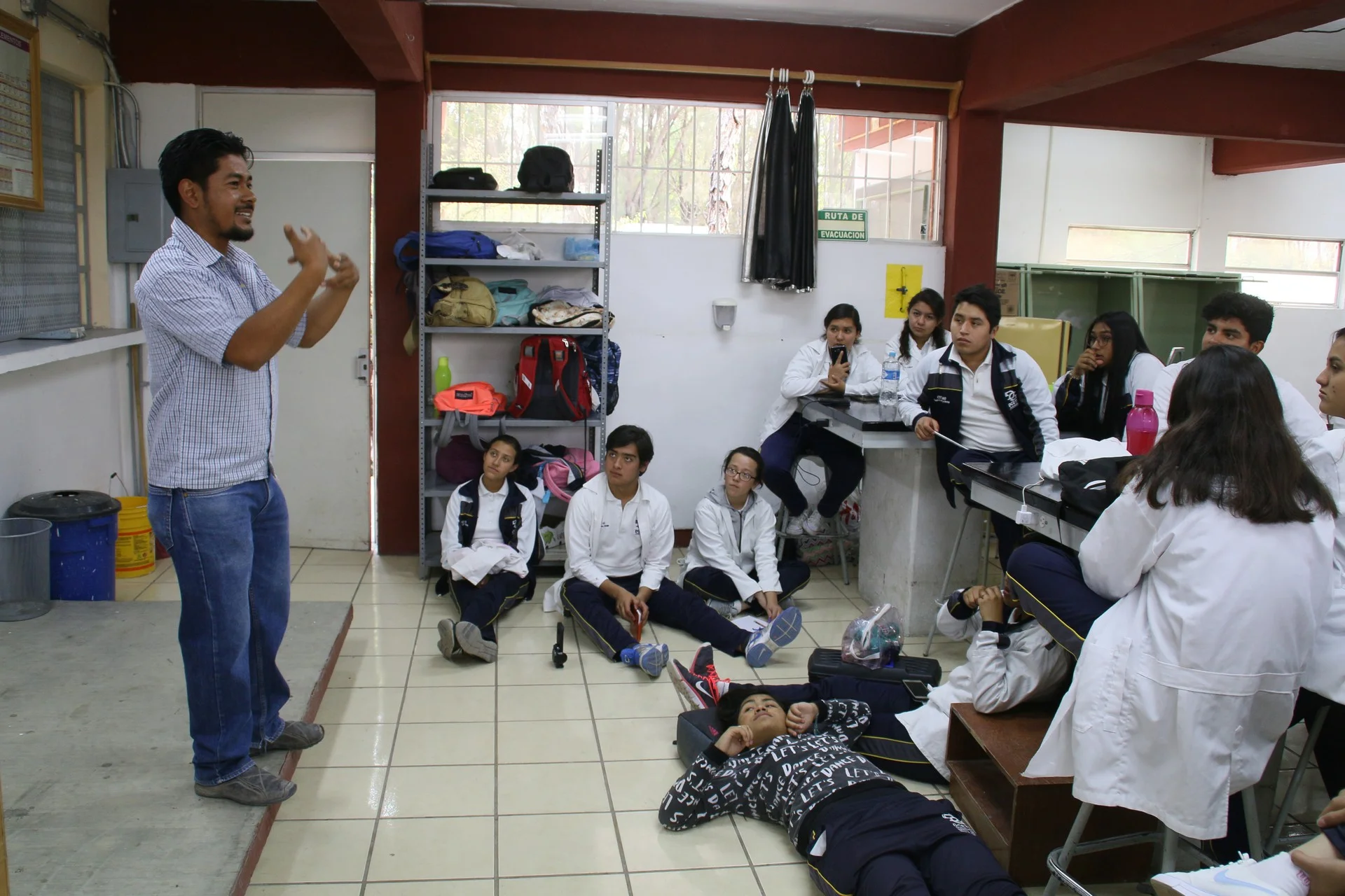 Saúl enseña la clase sobre temas relacionados con el agua antes de la construcción de la cisterna.