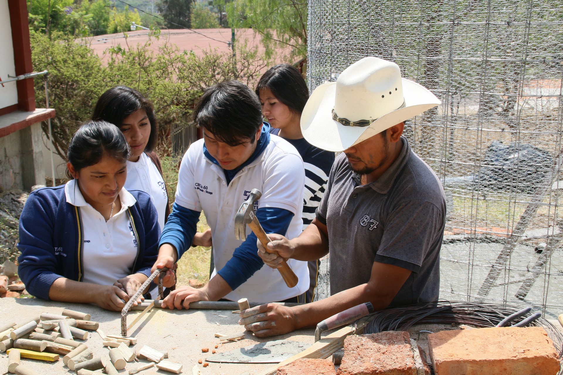 Saúl trabaja con un grupo de estudiantes durante la construcción.