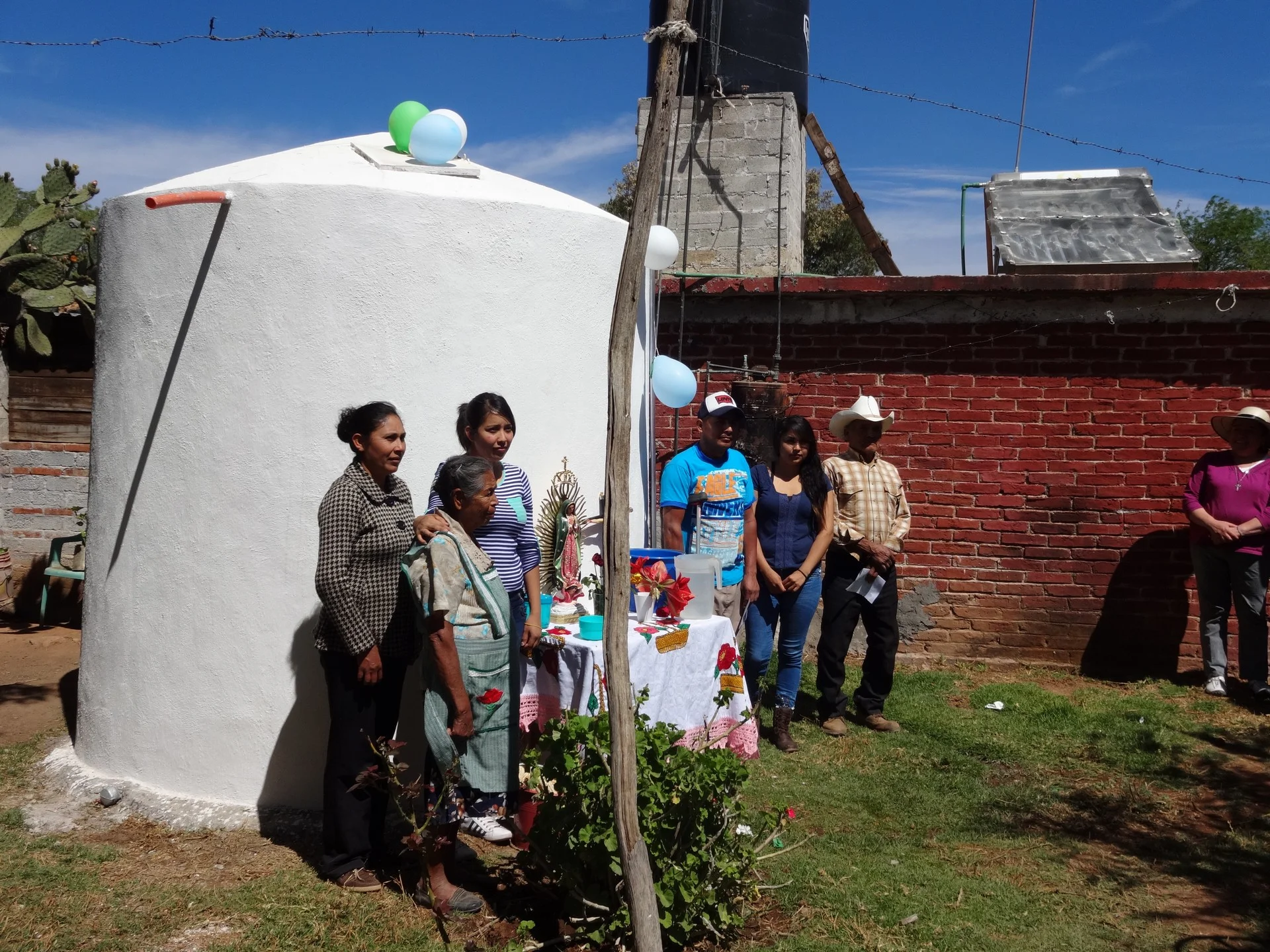 Una familia inaugura su nueva cisterna