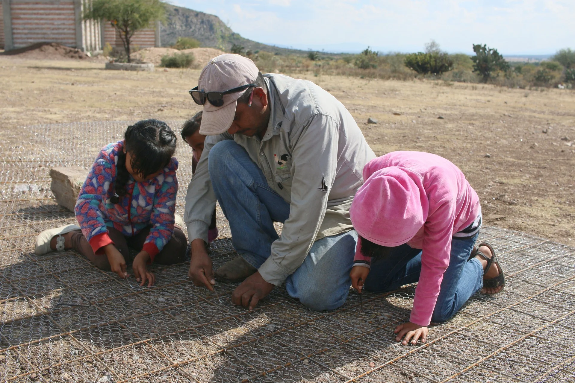 Una familia construye una cisterna juntos