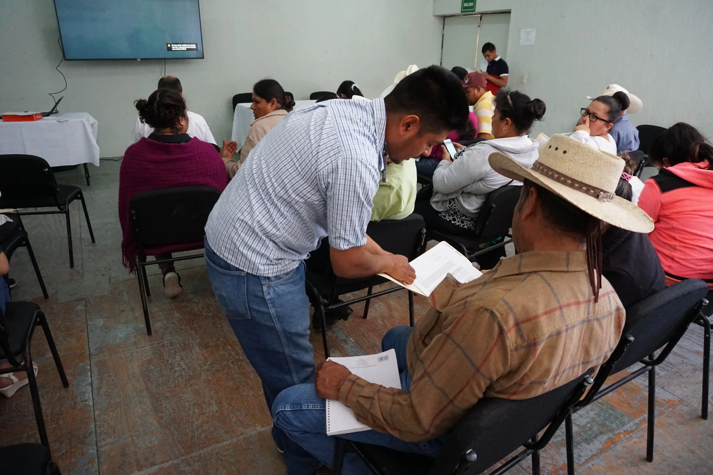 Saúl Juárez, Coordinador de Proyectos Comunitarios de Caminos de Agua, explica resultados de análisis de calidad del agua en San Diego de la Unión.