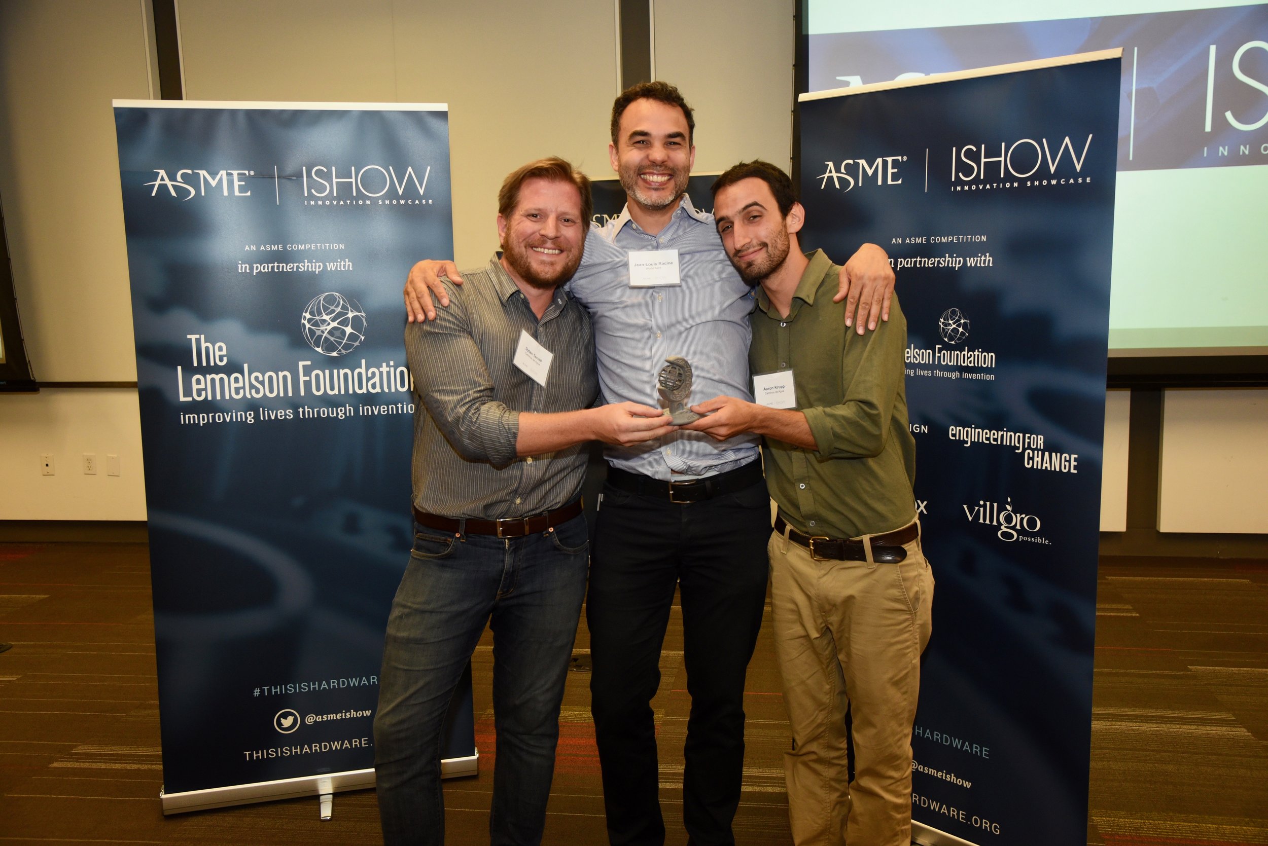  Aaron and Dylan receiving the “ISHOW” award from Jean-Louis Racine – head of the Climate Technology Program at the World Bank.  Aaron y Dylan reciben el premio “ISHOW” de Jean-Louis Racine, director del Programa de Tecnología del Clima del Banco Mun
