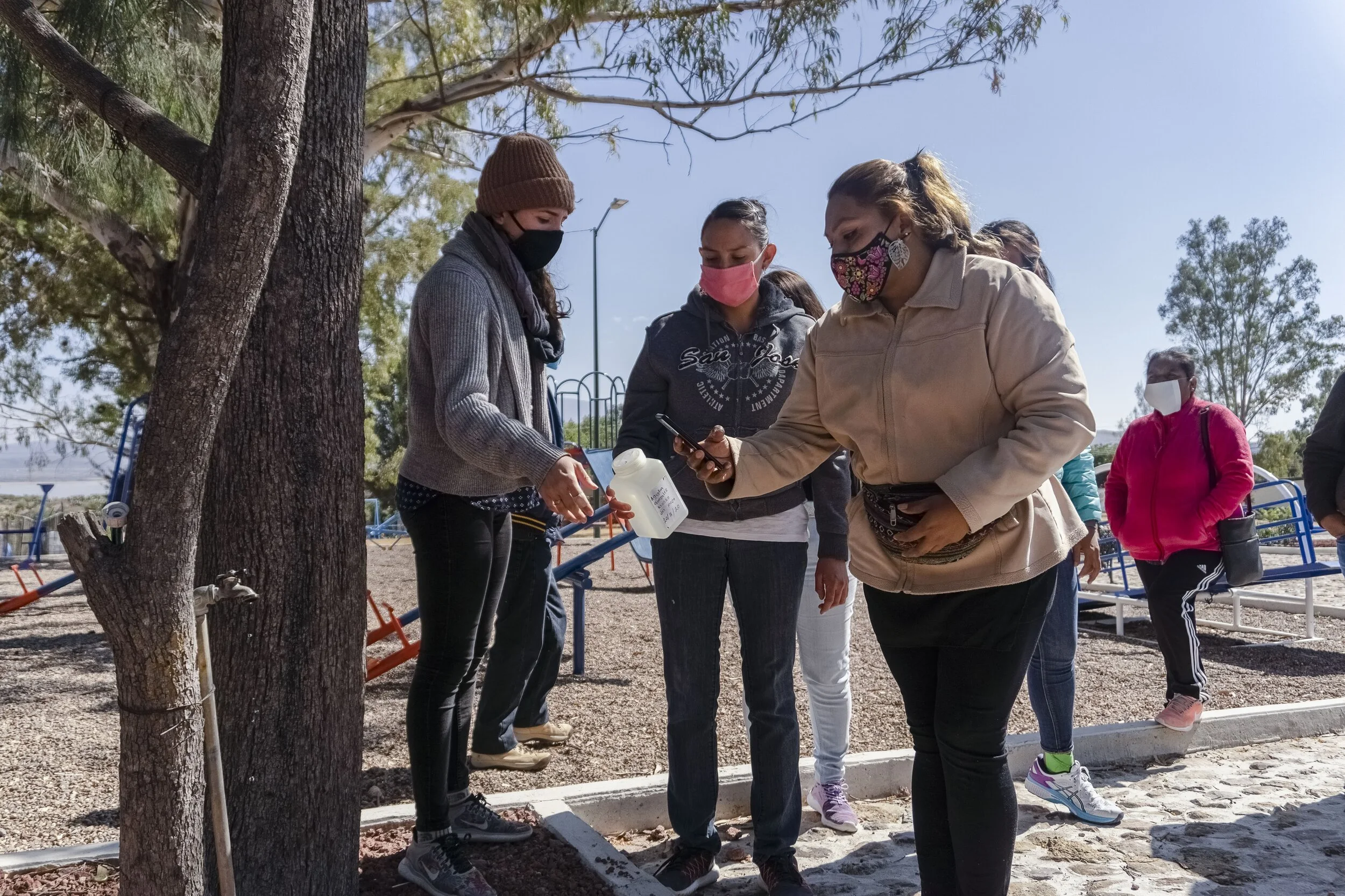 Foto: Allie de Caminos de Agua tomando una muestra de agua en la comunidad de Agustín González.