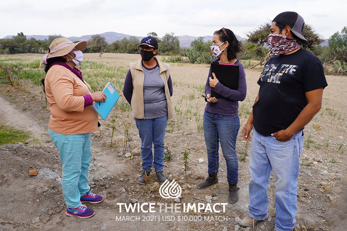 Foto: Saúl and Casilda (from the far right) of Caminos de Agua planning an educational program with local community leaders.