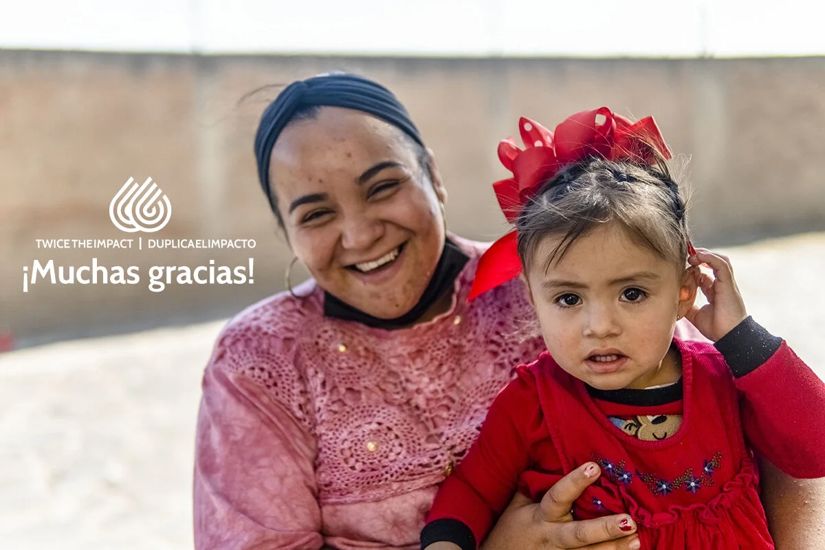 Foto: Cristina, de la comunidad de El Fraile junto con la hija de su vecina sonriendo para la cámara.