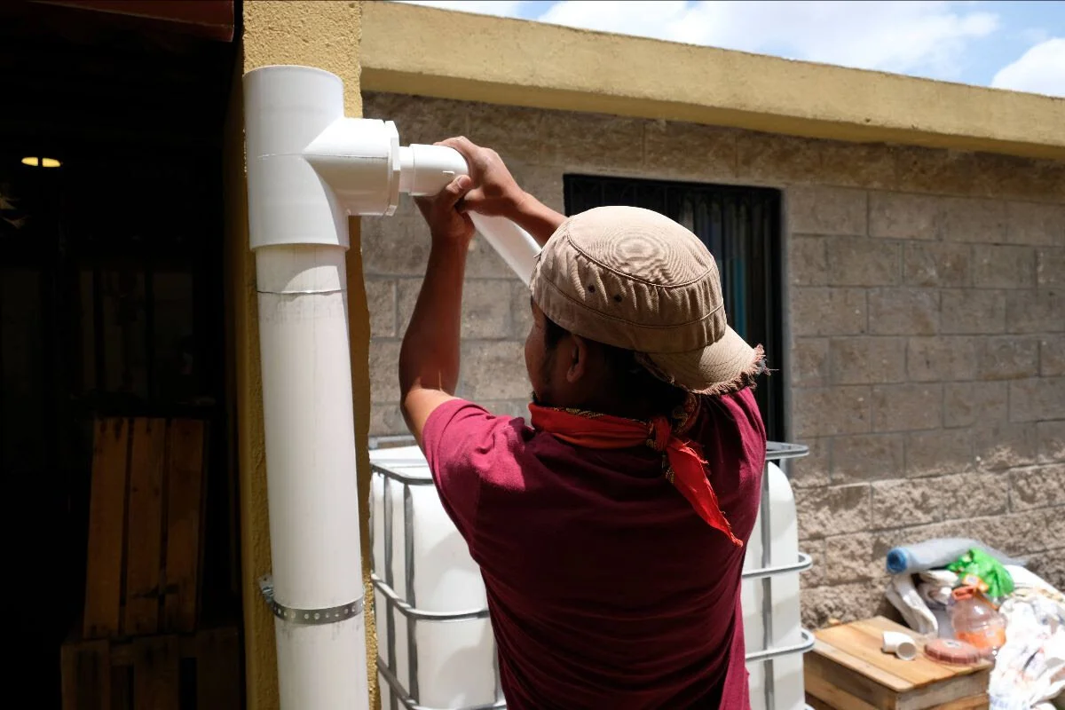 Foto: Saúl Juárez, Coordinador de Proyectos de Caminos de Agua, trabajando en la construcción de un Sistema de Recolección de Agua de Lluvia en una casa en la ciudad de San Miguel de Allende.
