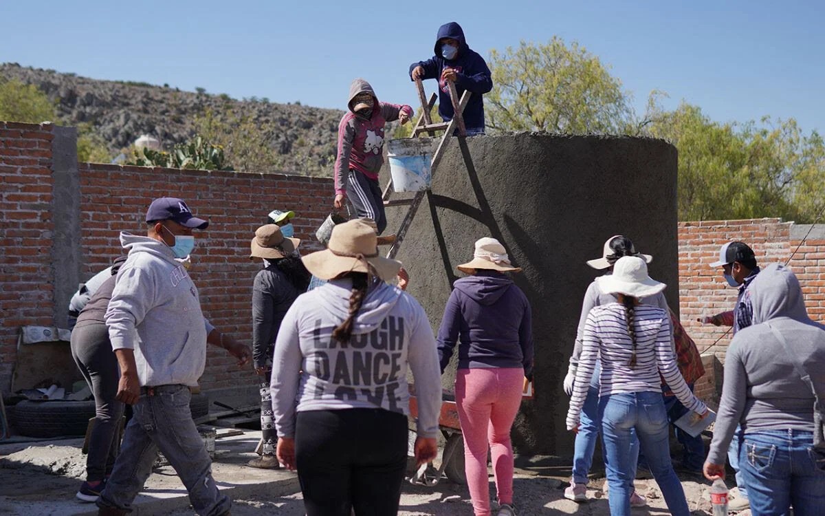 Photo: A group of community members working together in the construction of a Rainwater Harvesting System in the community of La Norita del Refugio, near San Luis de la Paz, Guanajuato.