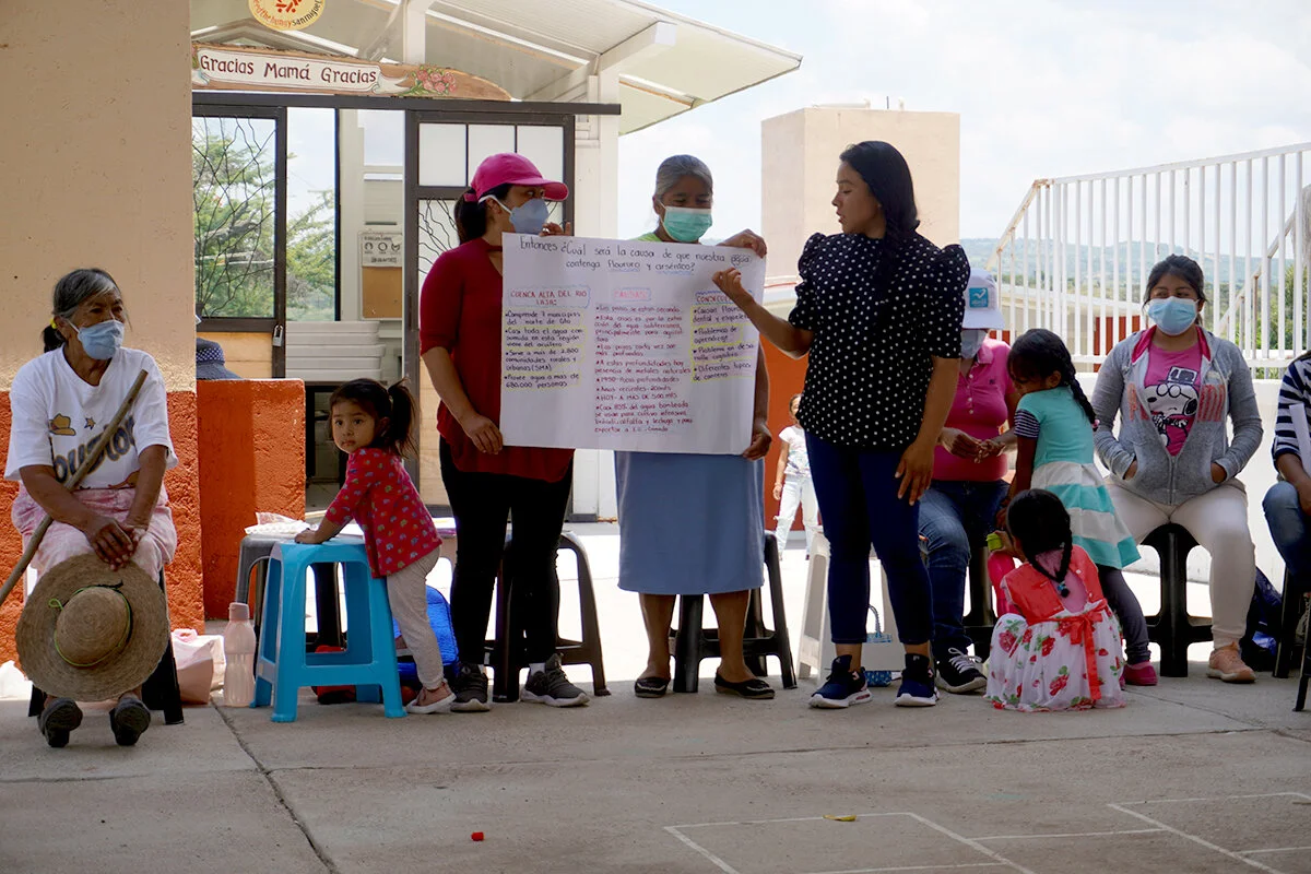 Descubre cómo las mujeres cargan con el peso de nuestra crisis hídrica