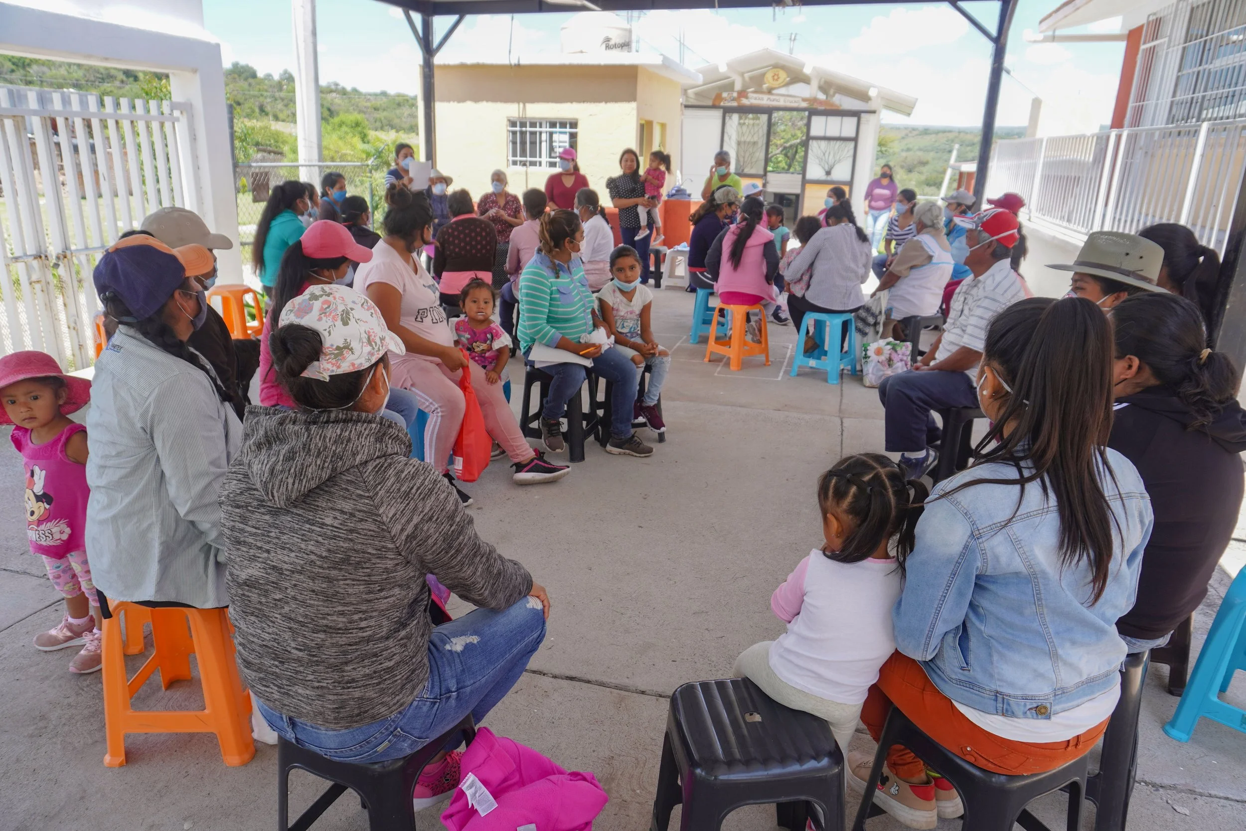 Organizadas para beber agua segura en la comunidad de Salitrillo en San Miguel de Allende.