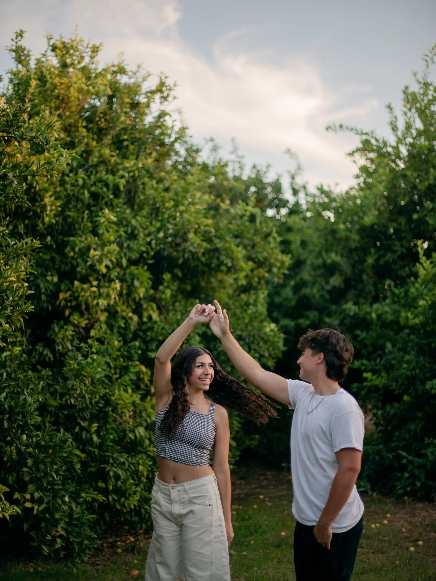 lil trip through the orange trees with Sophie &amp; Dylan 🤍✨

celebrated two years back in December with anniversary photos, some of my favorites!!! 

Exploring a new location together was sooo perfect too, I can&rsquo;t believe how beautiful it was