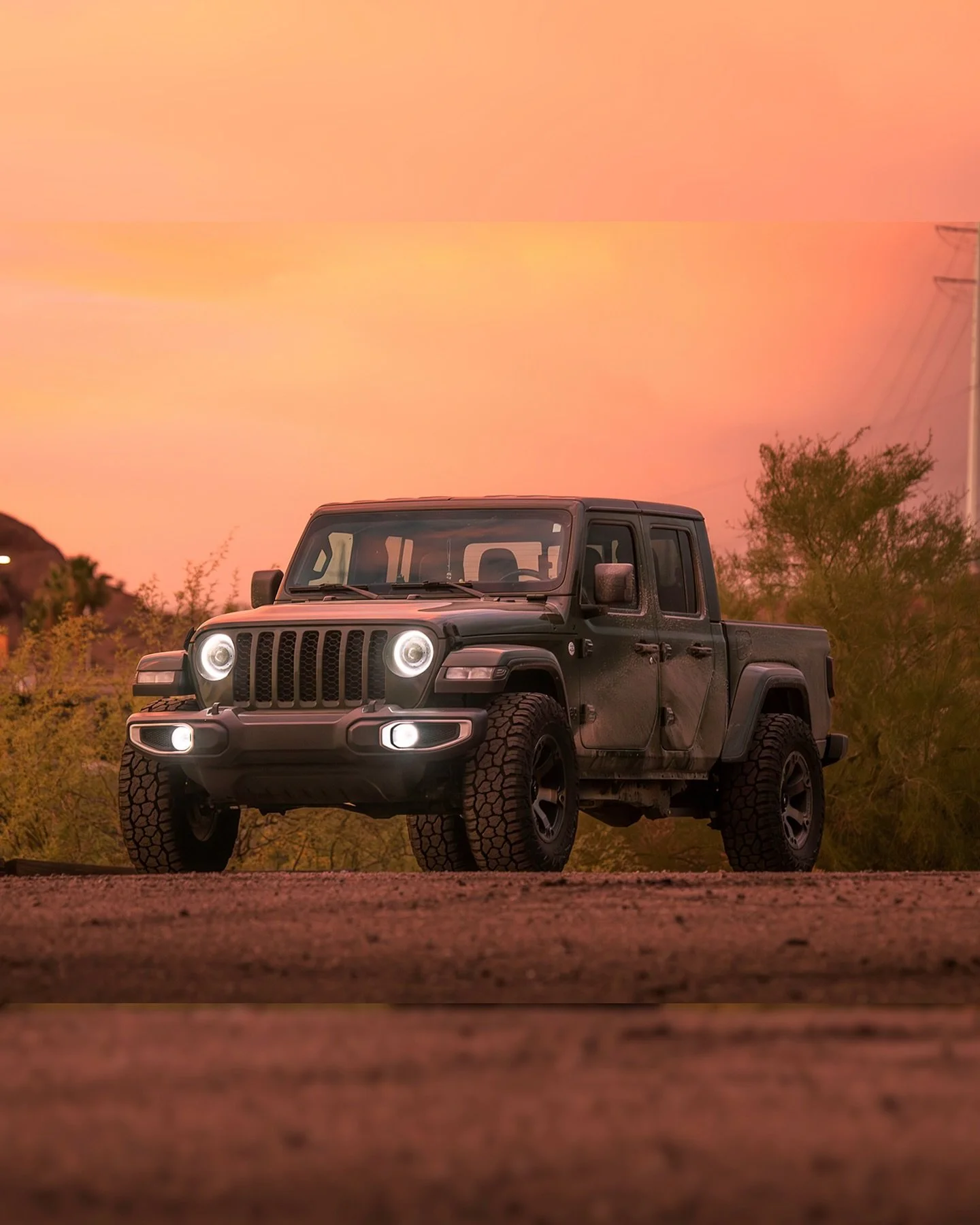 Sunsets in the valley of the sun 👌
.
.
.
@fueloffroad 
@falkentire 
@oraclelights 
@teraflexsuspension 
@jeep 
#jeep
#gladiator 
#jtgladiator 
#arizona
#sunset
#automotivephotographer