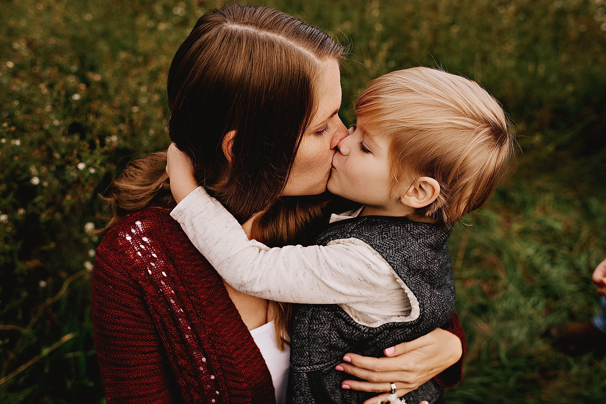 lauren-grayson-photography-akron-ohio-maternity-session-fall-family-photos-outdoors-dawson_0012.jpg