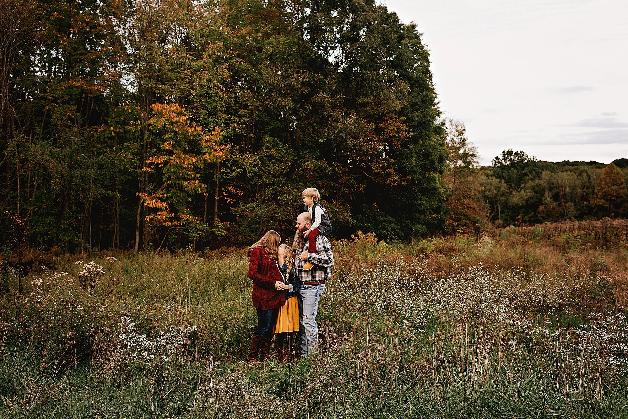 lauren-grayson-photography-akron-ohio-maternity-session-fall-family-photos-outdoors-dawson_0006.jpg