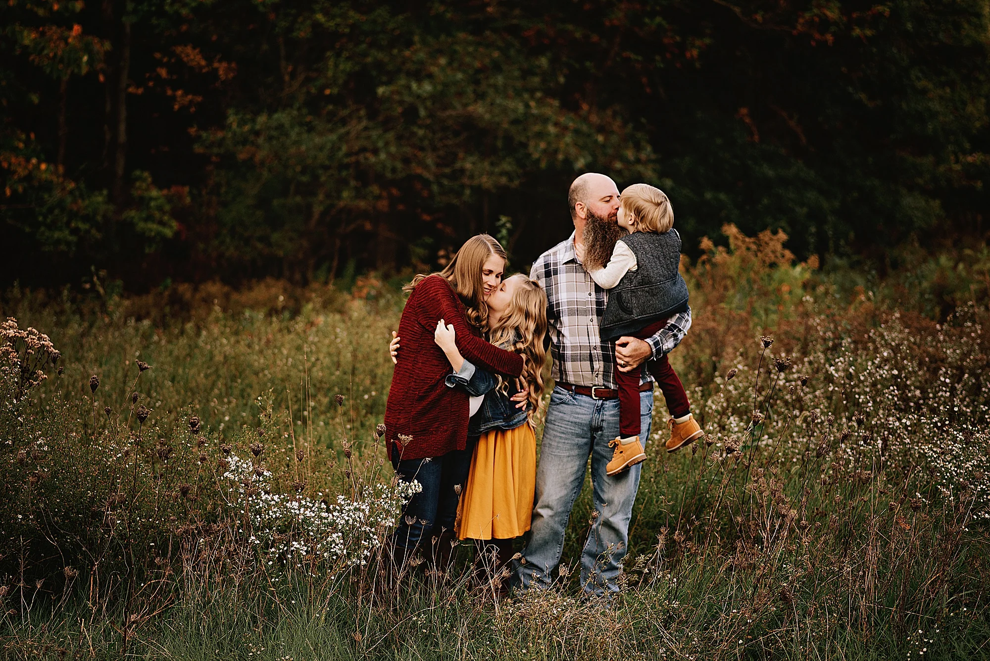 lauren-grayson-photography-akron-ohio-maternity-session-fall-family-photos-outdoors-dawson_0001.jpg