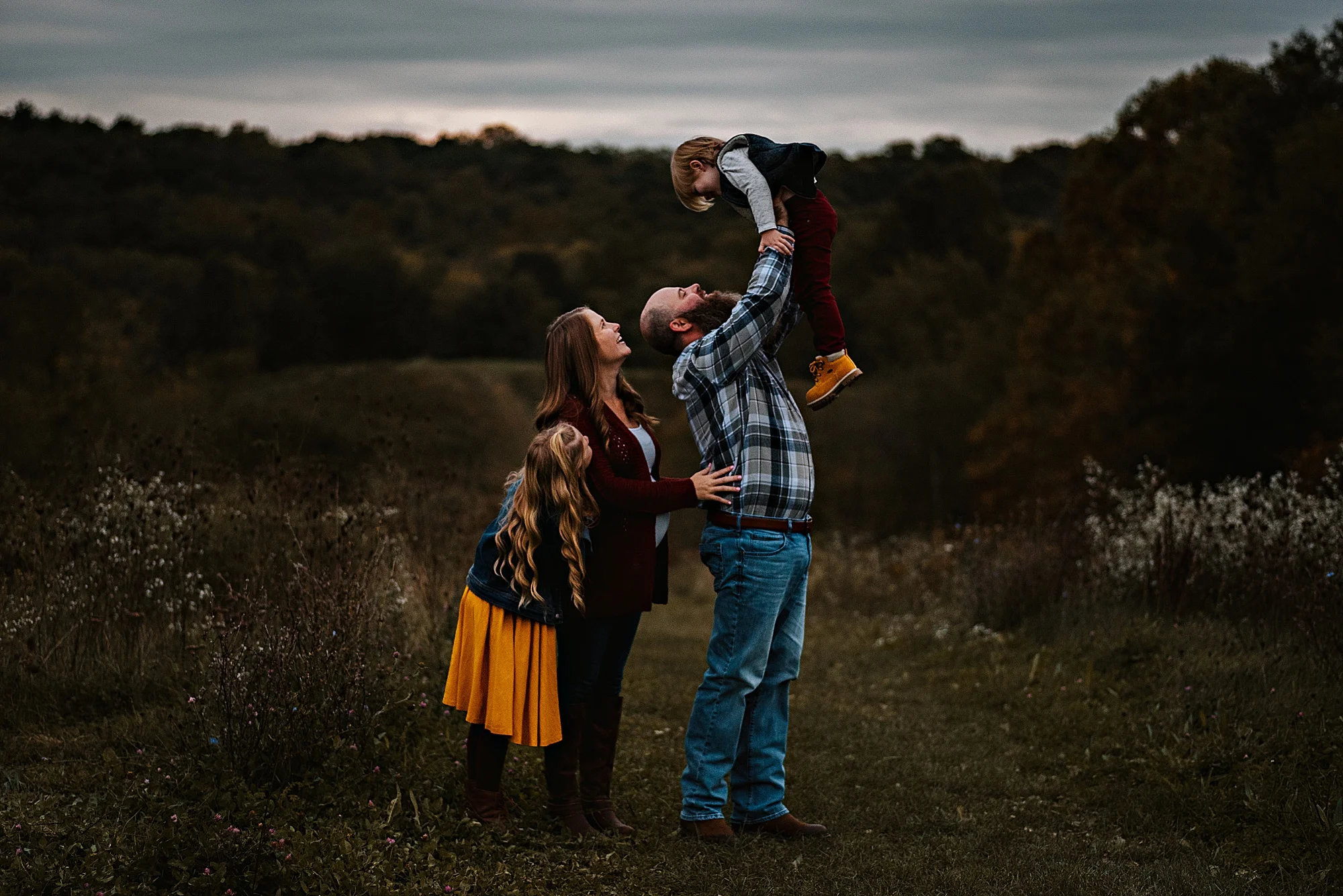lauren-grayson-photography-akron-ohio-maternity-session-fall-family-photos-outdoors-dawson_0038.jpg