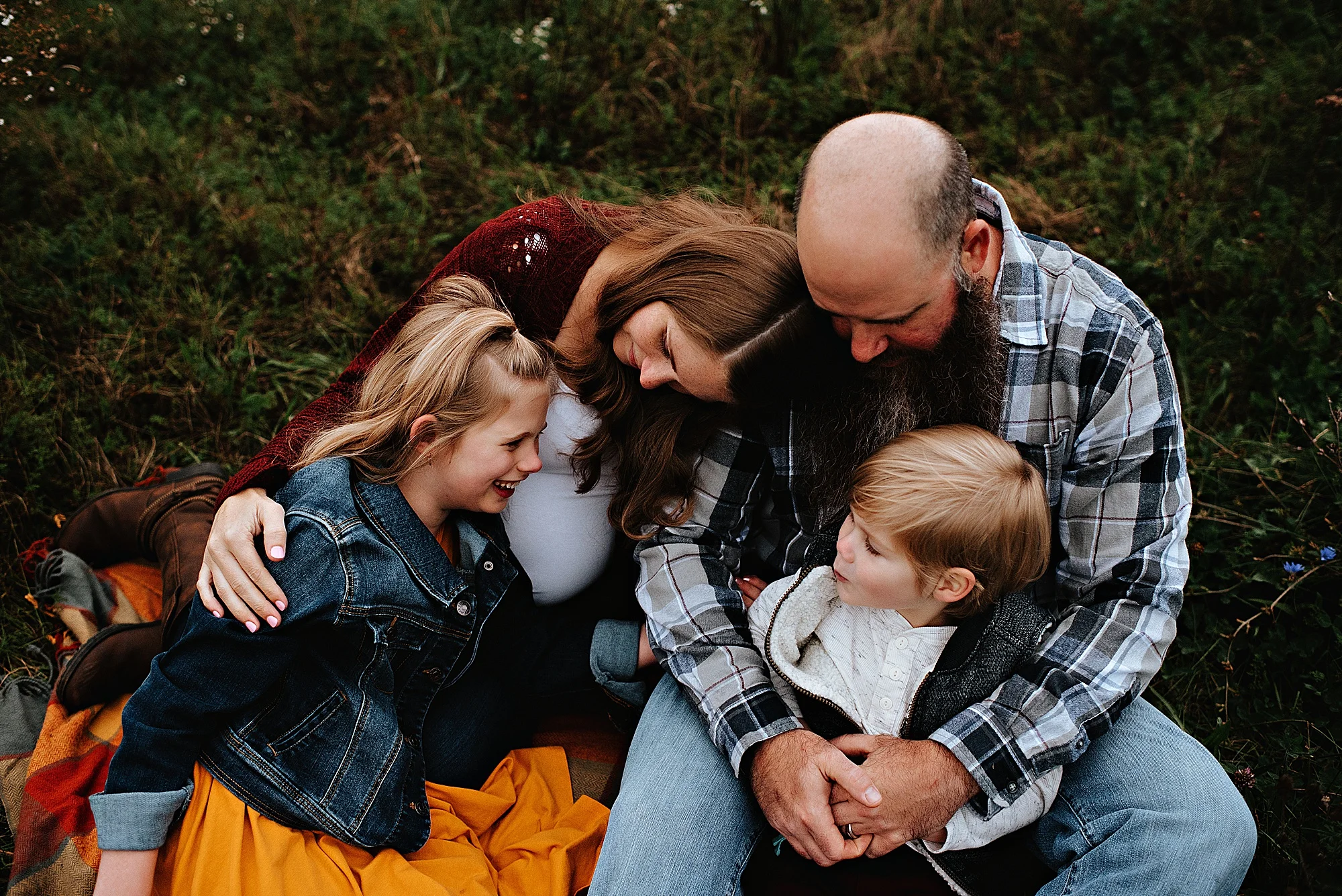 lauren-grayson-photography-akron-ohio-maternity-session-fall-family-photos-outdoors-dawson_0032.jpg
