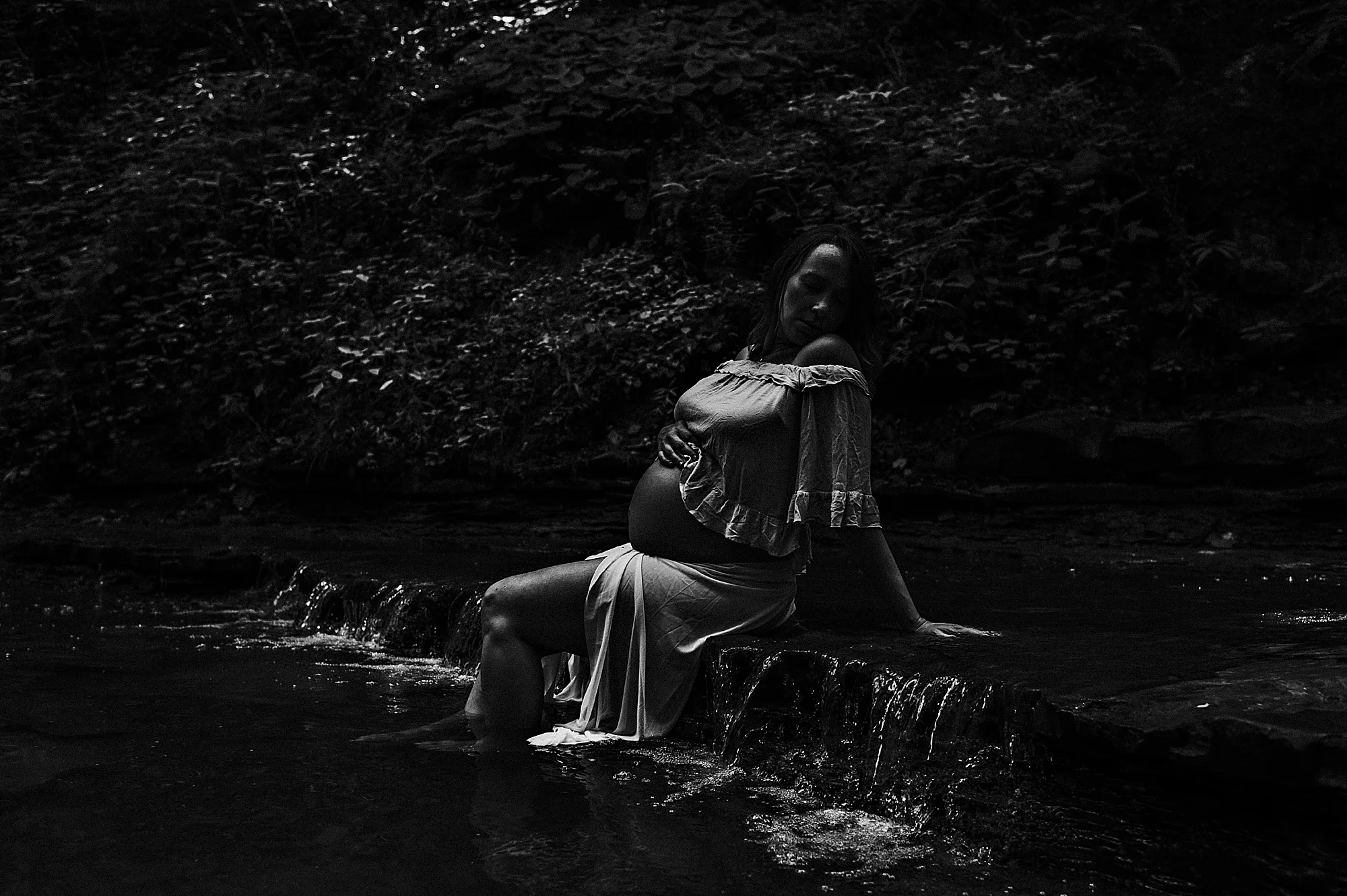 lauren-grayson-photography-akron-ohio-maternity-photographer-waterfall-sarah-f_0001.jpg