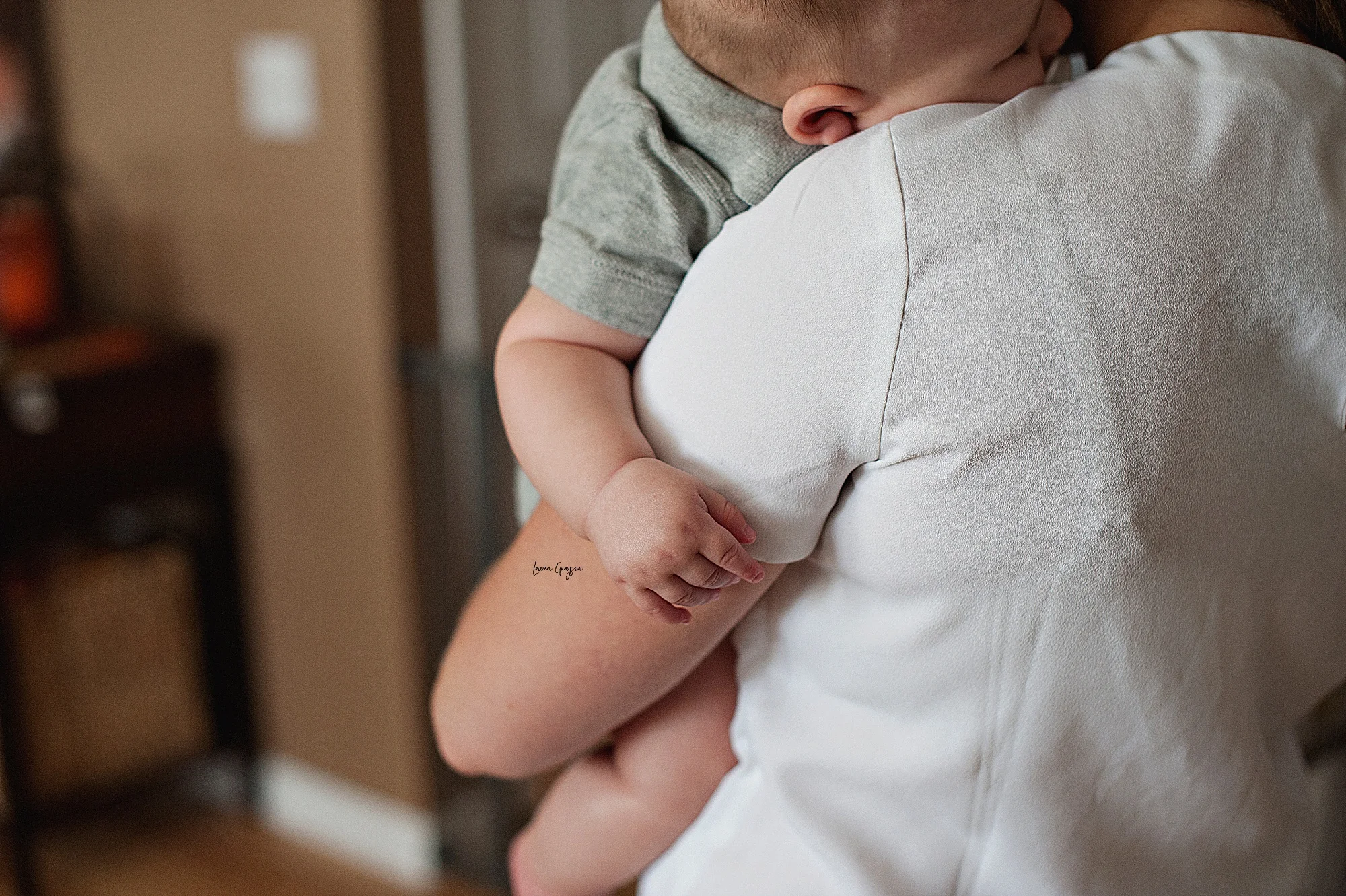 lauren-grayson-photography-cleveland-ohio-family-session-lifestyle-in-home_0016.jpg