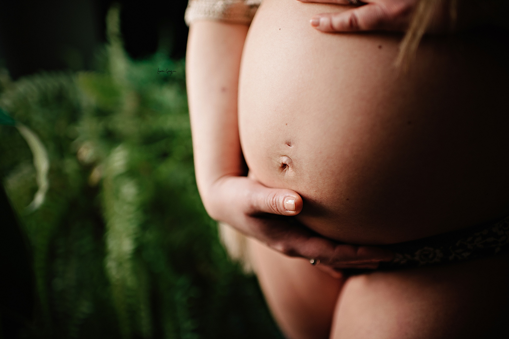 canfield photographer, intimate maternity session at home with lauren grayson photography