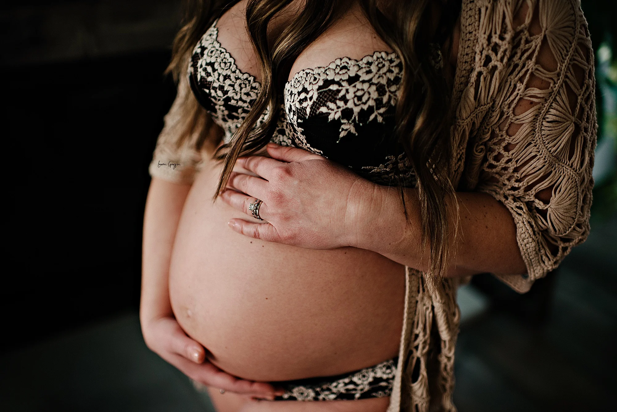 canfield photographer, intimate maternity session at home with lauren grayson photography