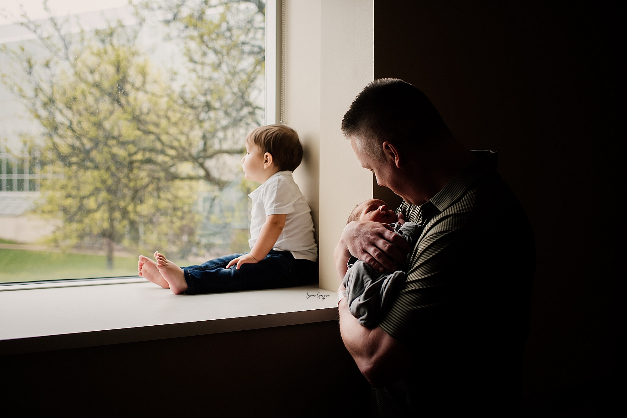 akron photographer, fresh 48 session, hospital newborn photos, dad holding baby