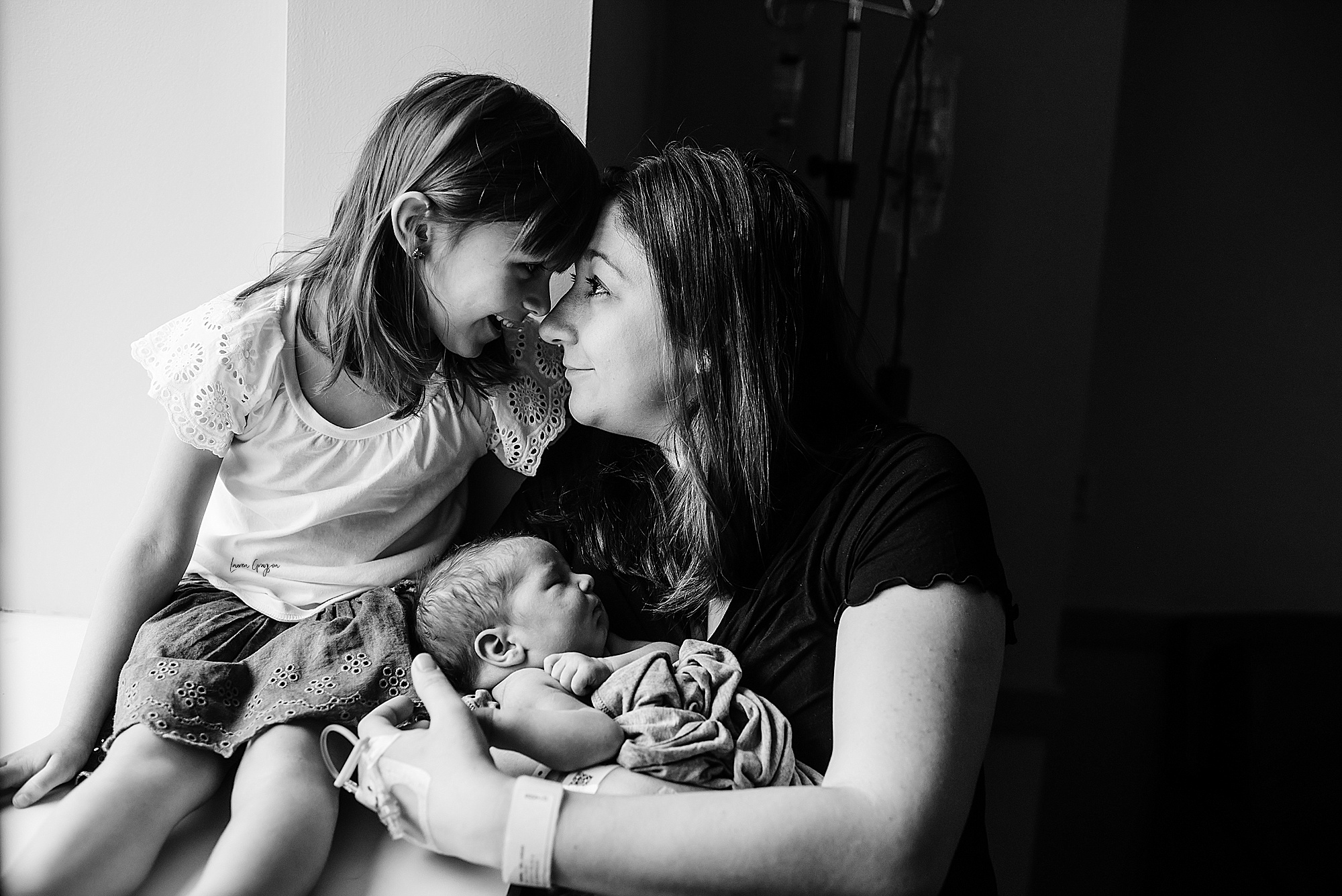 akron photographer, fresh 48 session, hospital newborn photos, mom and daughter and newborn baby