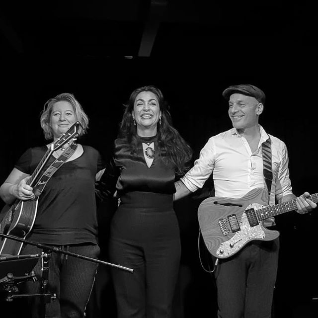 Monique Klemann met man Jeroen en Astrid Akse. Dank @dienekeborgonjen voor de foto!