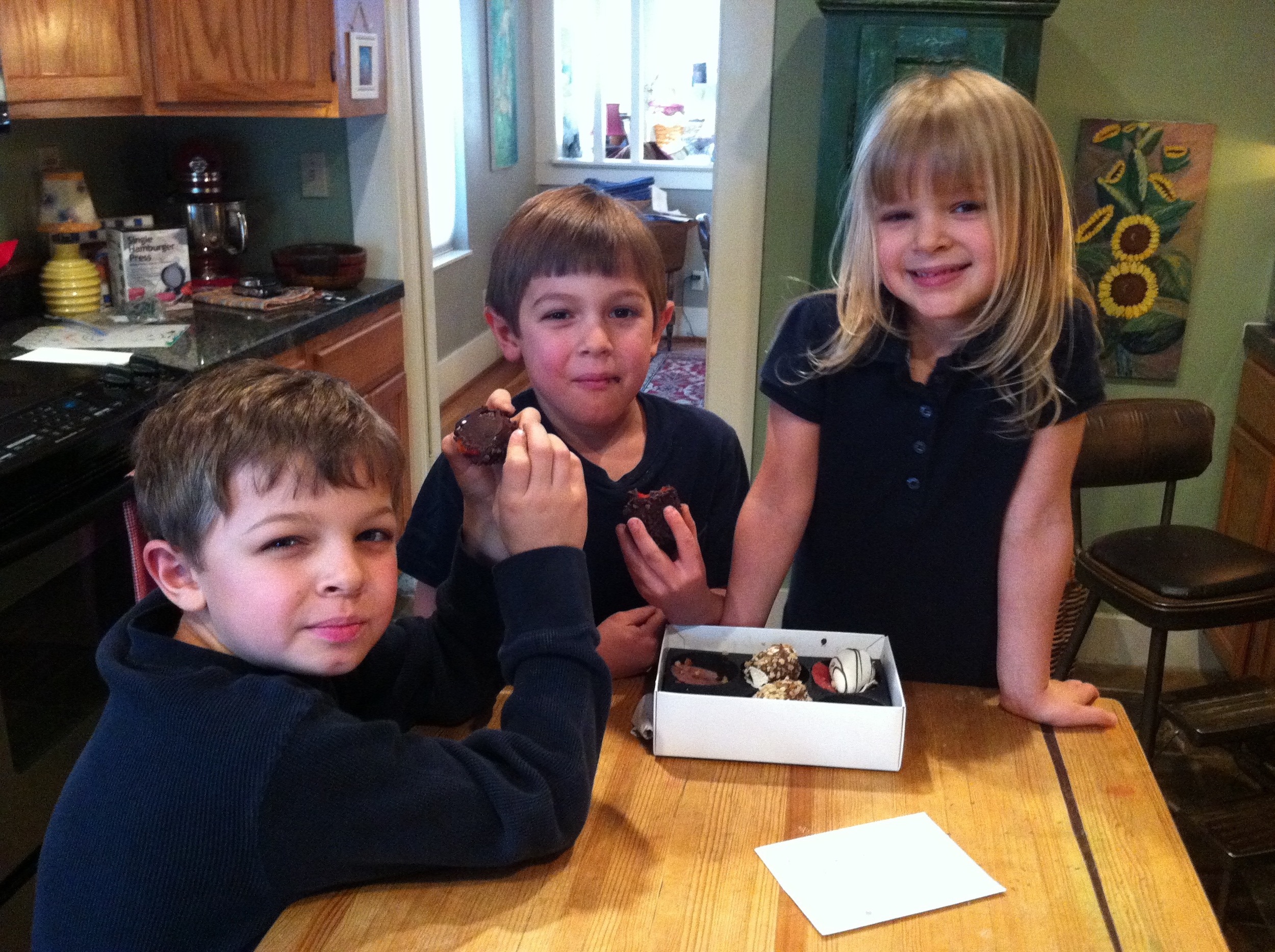 kids sharing treats