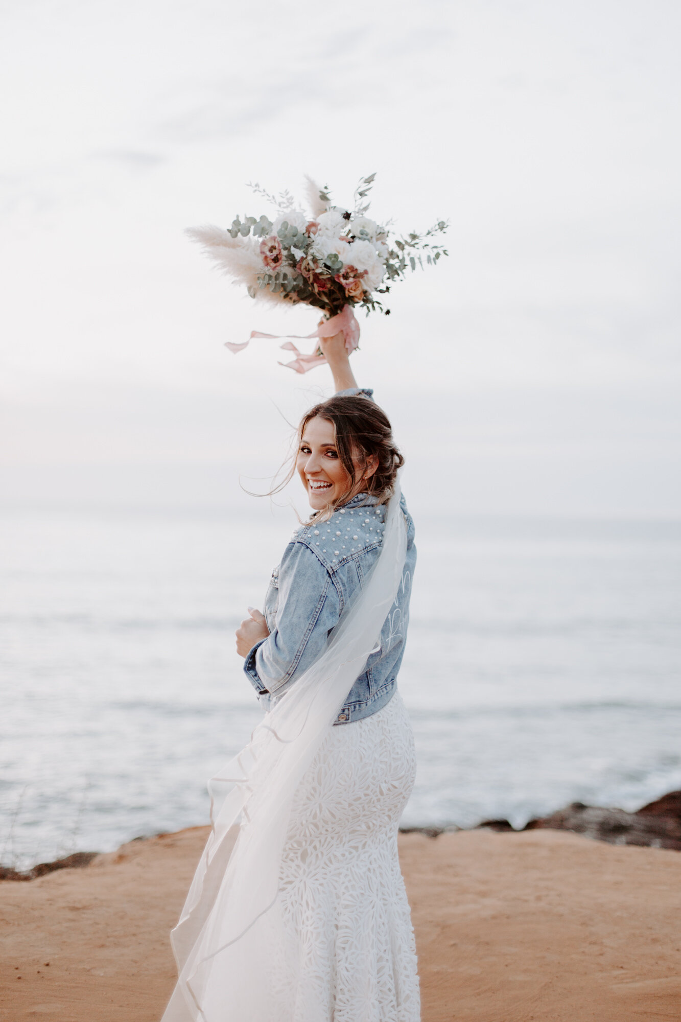 Sunset cliffs wedding, elopement in point loma san diego. Wedding and elopement with pampas grass and pink tones in the bouquets. This was a bohemian or boho styled wedding near the beach.