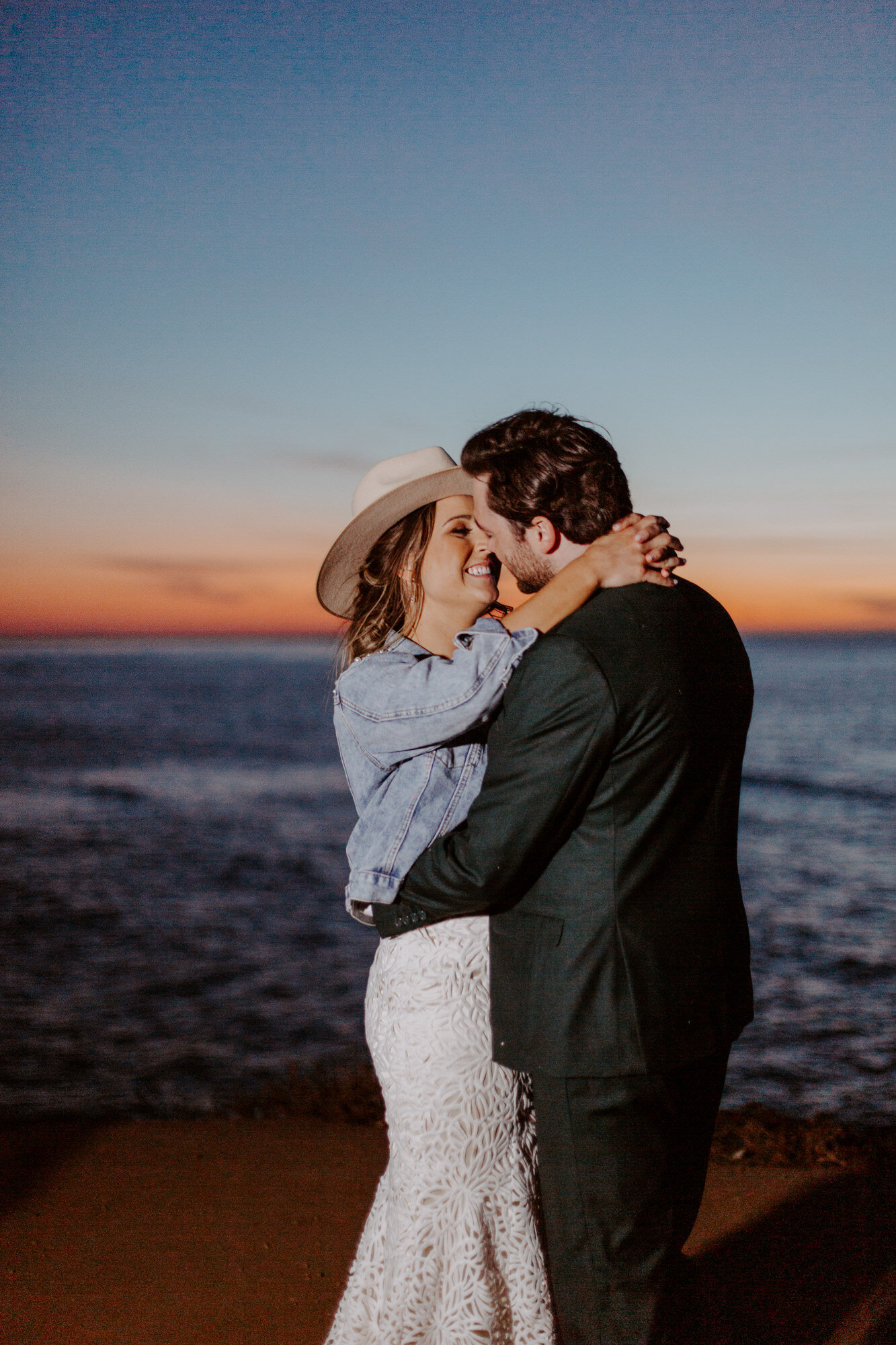 Sunset cliffs wedding, elopement in point loma san diego. Wedding and elopement with pampas grass and pink tones in the bouquets. This was a bohemian or boho styled wedding near the beach.