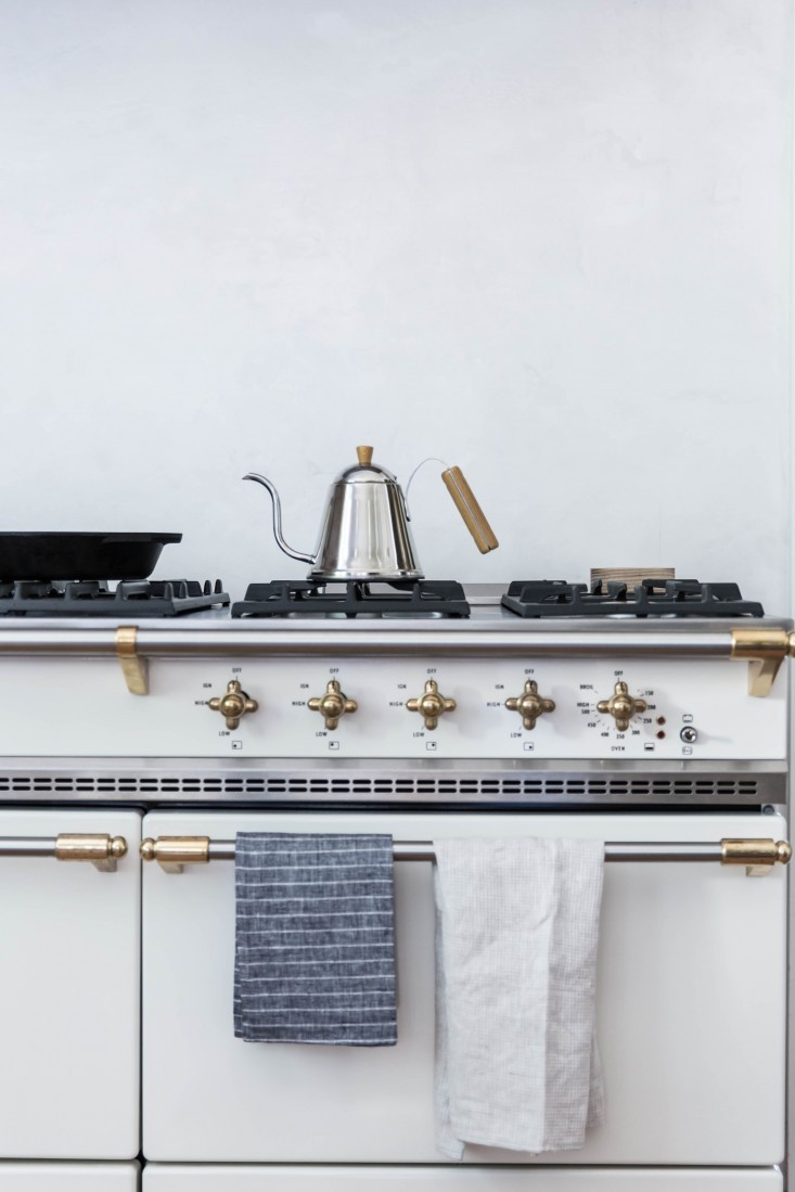 The ivory Lacanche Sully range is “basically a child to me”, Beth declared. (I can see why. *swoon*) “I don’t think anything other than the custom Venetian-plastered hood Percy made could have done it justice.”