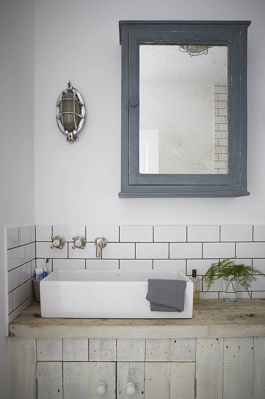 I love the mix of the modern, streamlined sink on top of the traditional vanity unit. Balance, yo. 