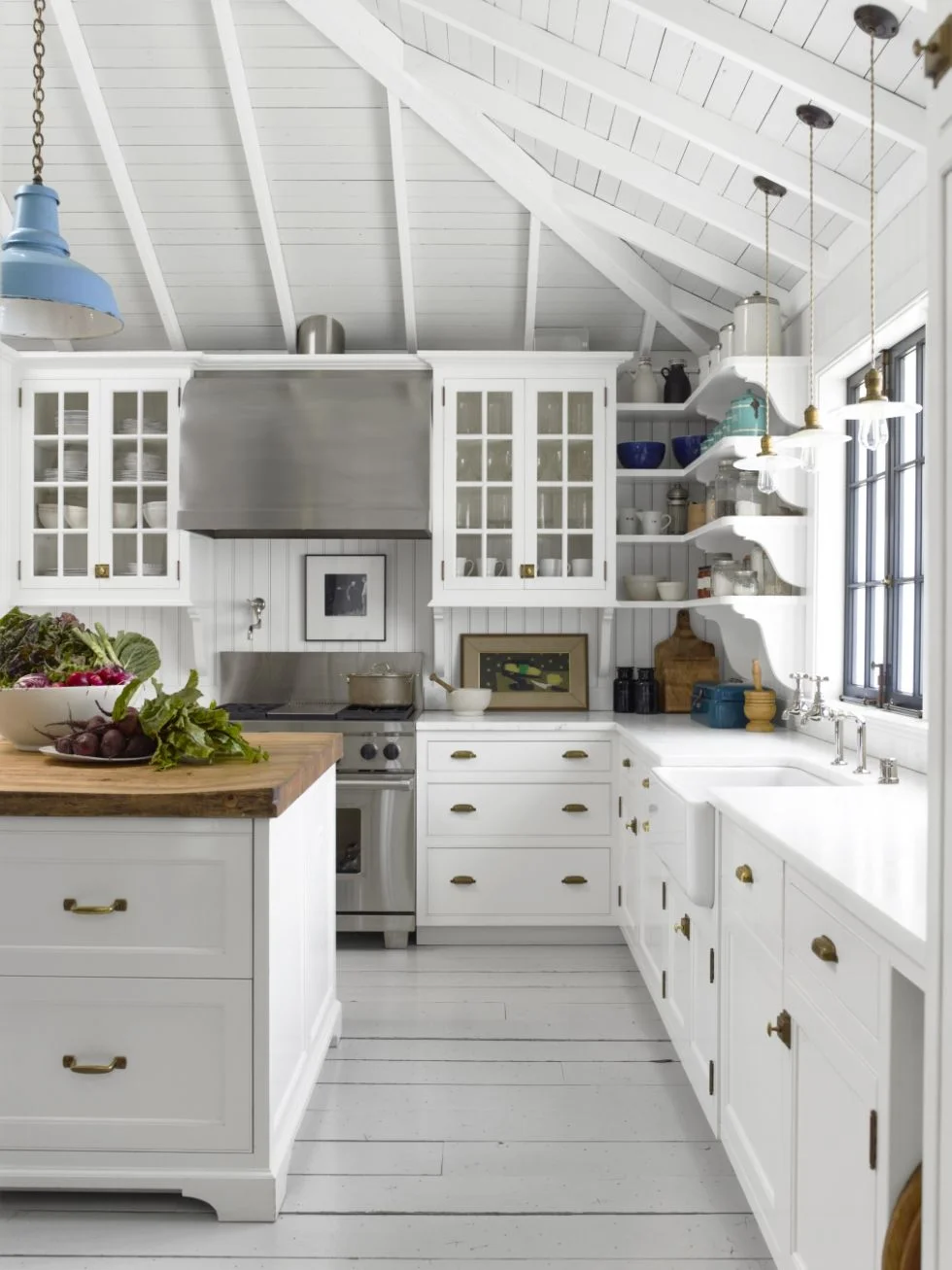 Okay I know I say this all the time, but I really think this is my favourite kitchen ever. In my top ten anyway. And at very least, it’s proof that an all-white kitchen doesn’t have to be boring.