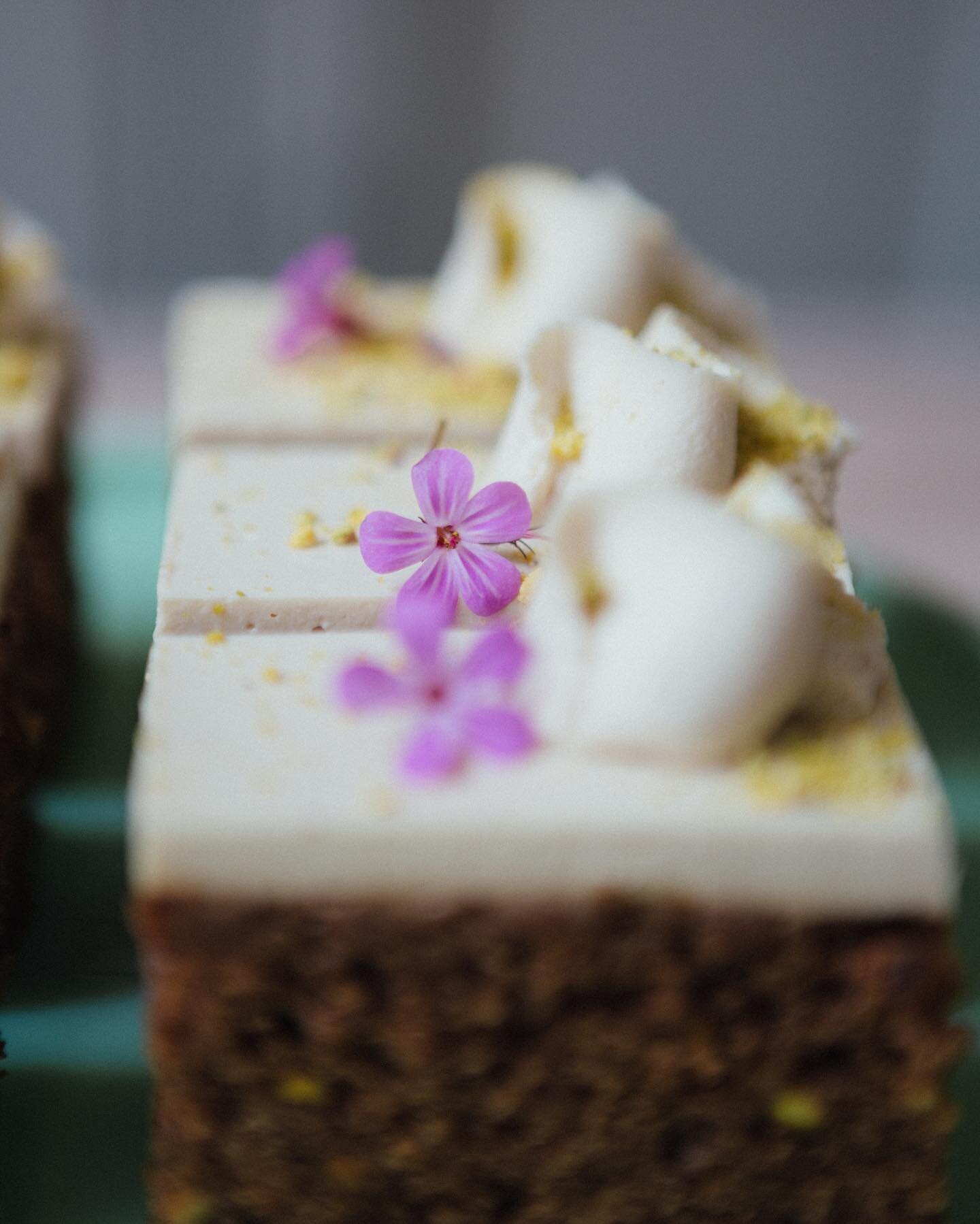 Winners at the great taste awards this week.
🌱
Both with a gold star.
🌱
Spiced Chai and Pistachio Cake with a Lemongrass Cream.
🌱
Macadamia Bars with a Peppermint Chocolate.
🌱
In each of these I&rsquo;ve used essential oils, I use many of these i