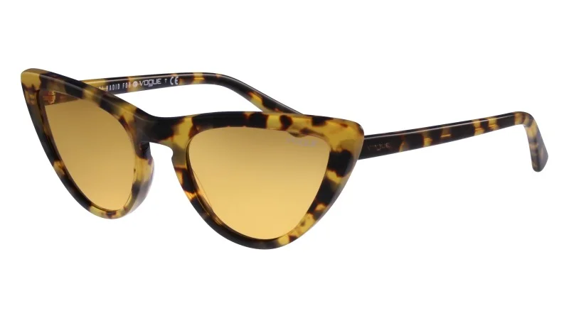 Vogue by Gigi Hadid - C lique Aqui