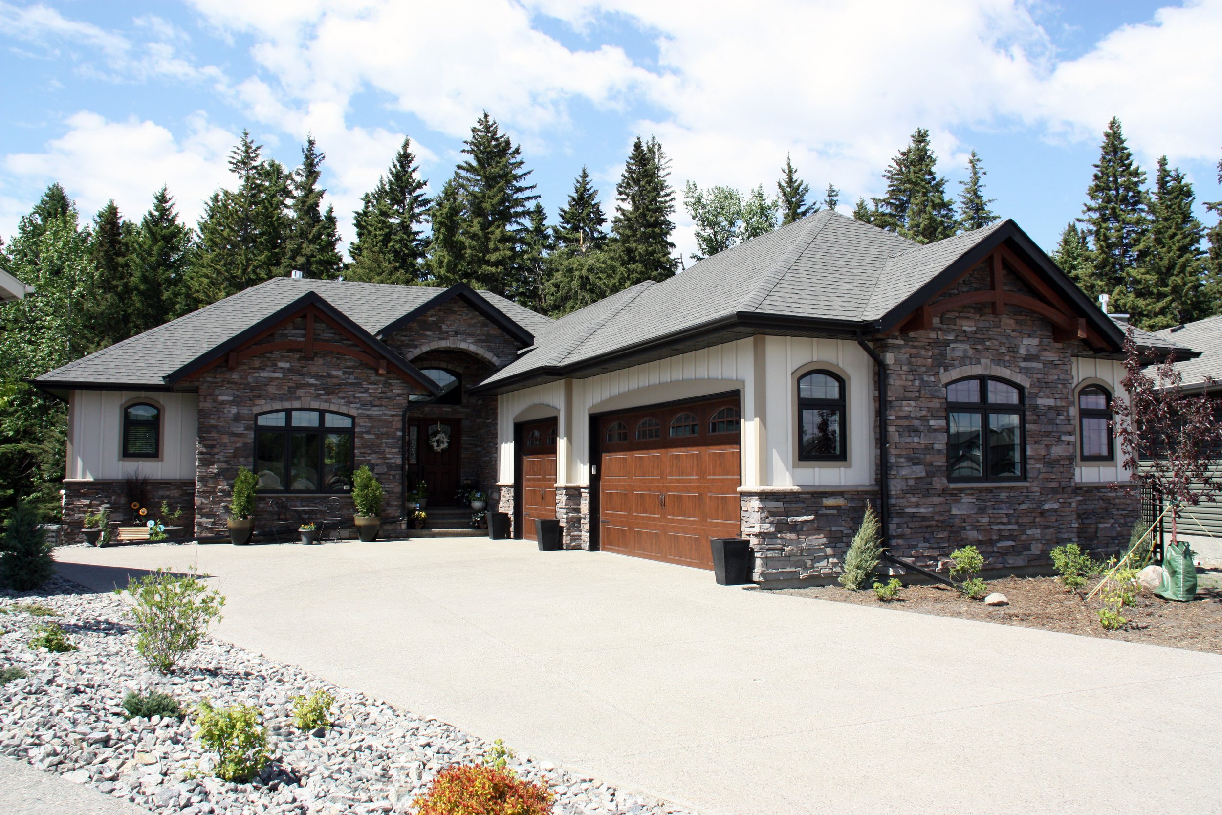   CUSTOM HOMES  Building homes throughout central Alberta since 1976 