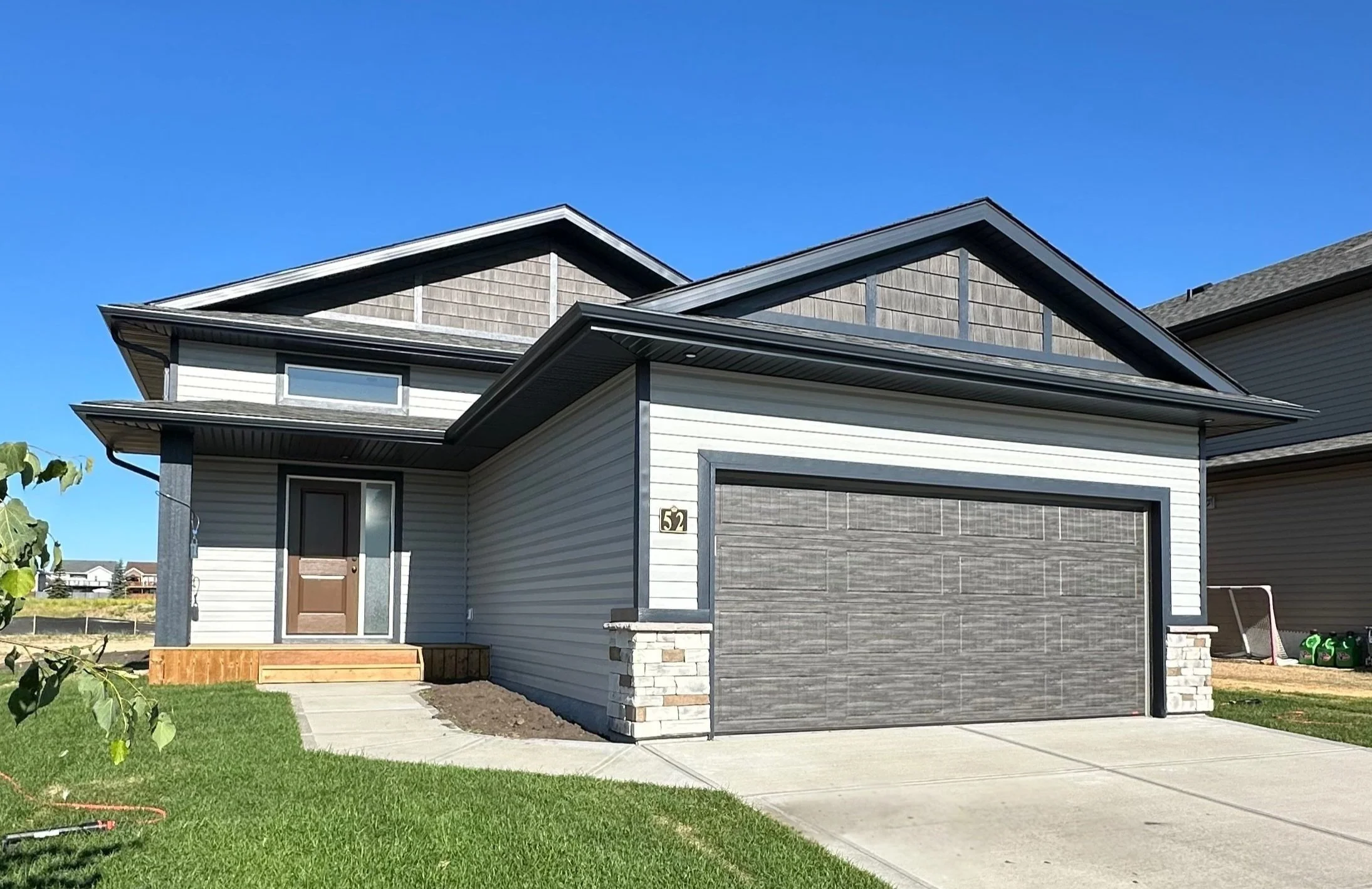 52 Trinity Street MOVE-IN READY Lacombe Fully finished bi-level 4 Bedrooms / 3 Bathrooms $529,900 DETAILS
