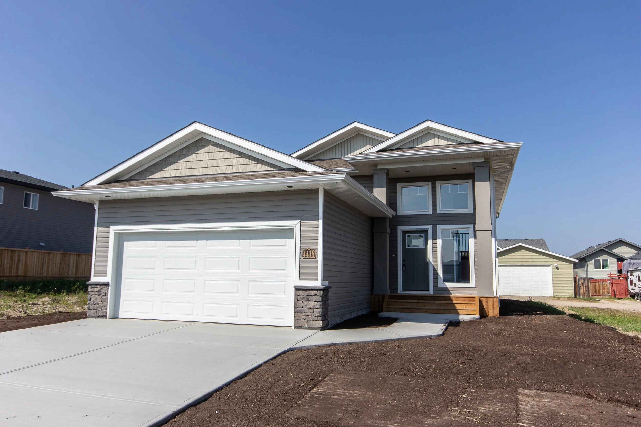 4418 53 Street MOVE-IN READY Creekside 1361 sqft / Bi-level 3 Bedrooms / 2 Bathrooms $489,900 DETAILS