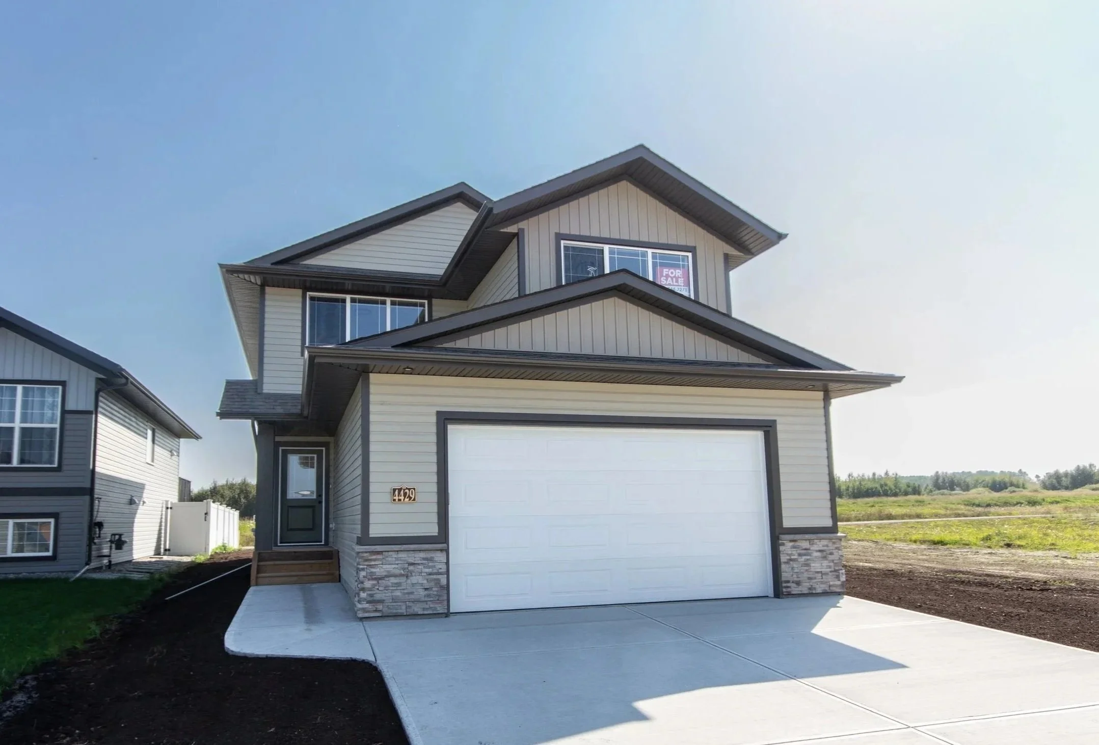 4429 53 Street MOVE-IN READY Creekside 1860 sqft / 2-Storey 3 Bedrooms / 2.5 Bathrooms $499,900 DETAILS