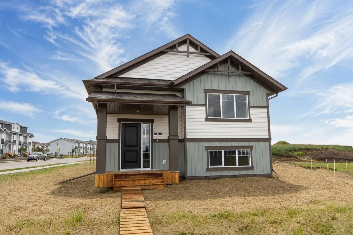    5 Beacon Hill Drive     MOVE-IN READY   Beacon Hill 1172+ sqft | Bi-Level 3 Bedrooms | 2 Bathrooms  $439,900  |  $2,380 monthly*     DETAILS   