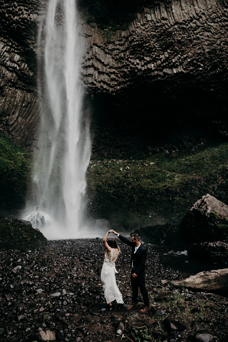 Rainy Columbia River Gorge Wedding Emily Magers Photography-106.jpg
