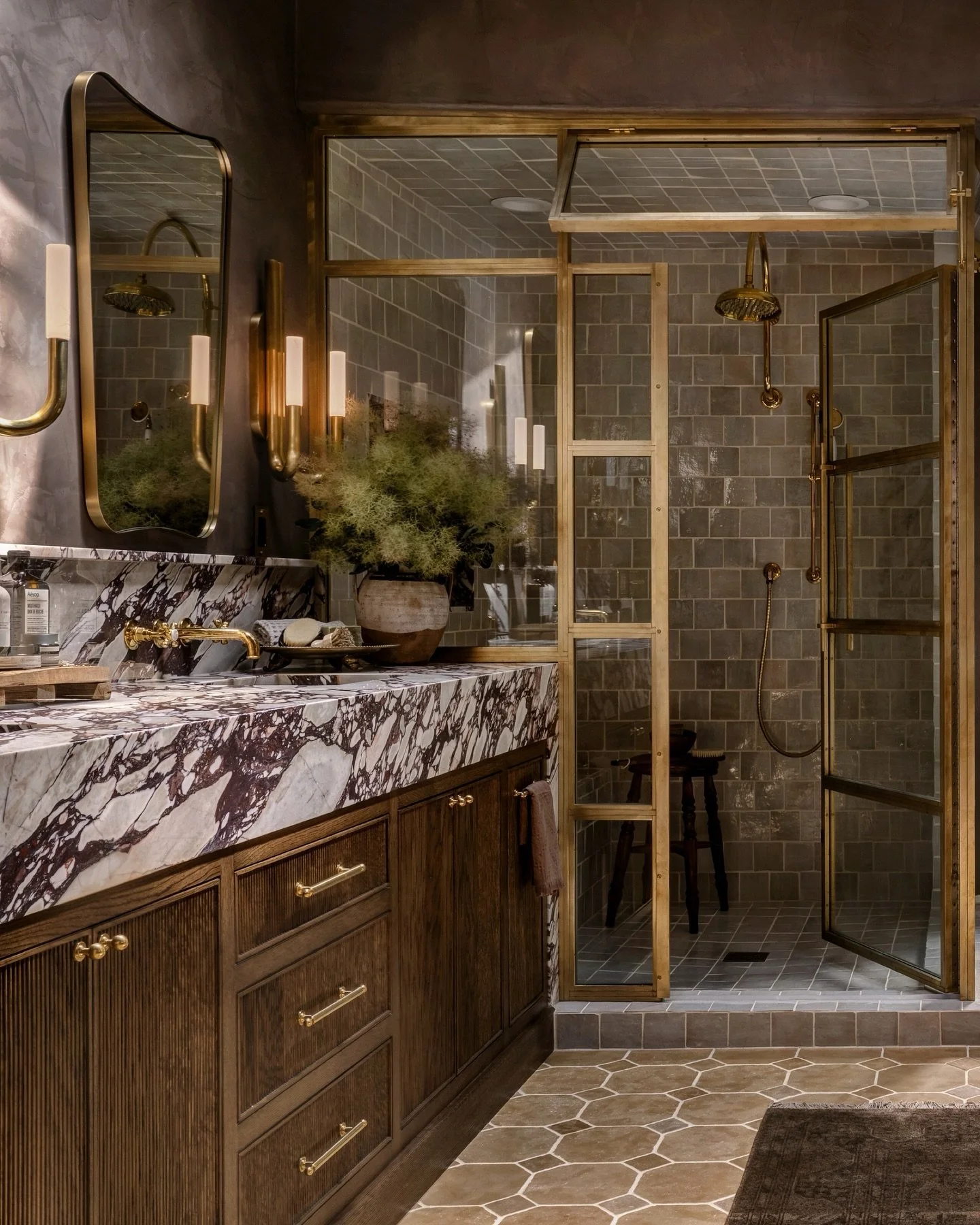 Didn&rsquo;t think it was possible to take this many images of a single bathroom, but when @ayeshausmandesign designs it and it looks like this, anything is possible. ✨🤩

Design: @ayeshausmandesign 
Styling: @maisonburel 
Photo: @caskro