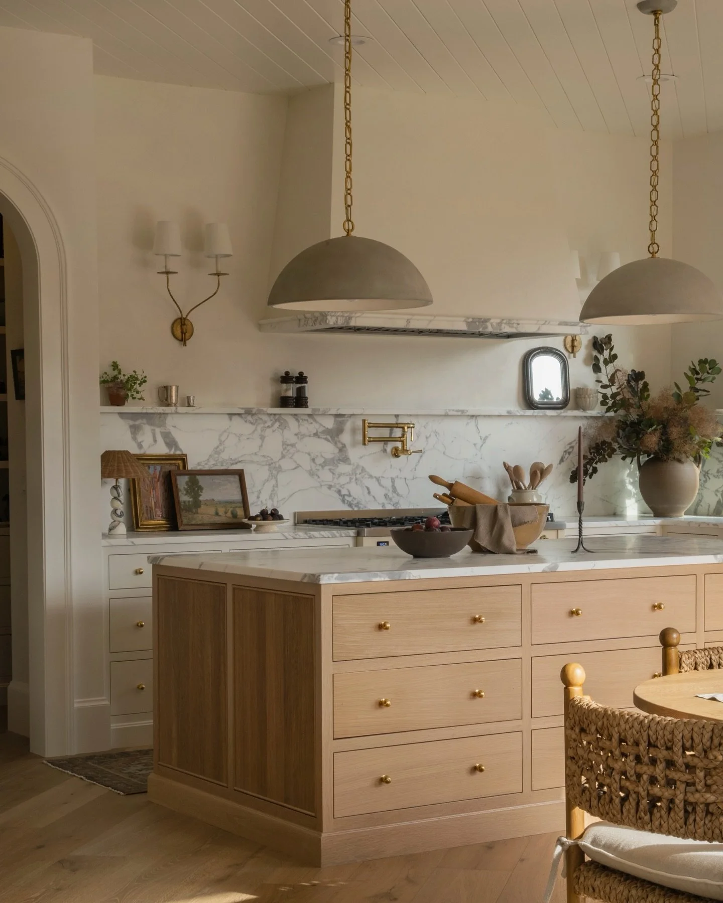 Chasing this beautiful light from kitchen > dining > living with a stunner of a project from @cohesivelycurated. ✨ Have now also added the need of a kitchen fireplace and resident wiener dog to my list. 🙃

Design: @cohesivelycurated 
GC: @comp