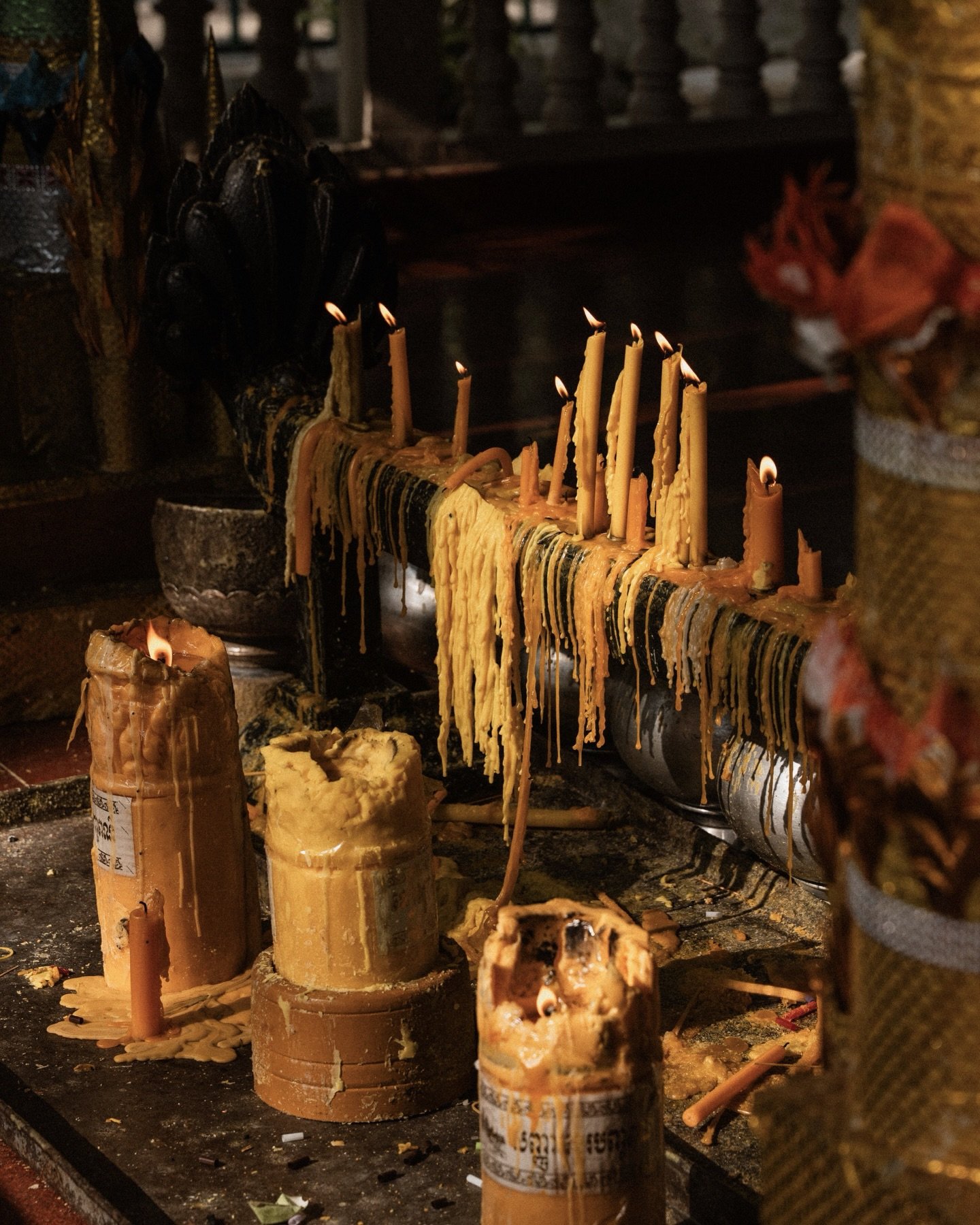 A few moody frames from around the world 🕯️

1) Sidewalk offerings in Siem Reap
2) Music inside the souks of Marrakesh
3) Lillies in Kenya
4) Sunrise with monks at Angkor Wat
5) Hiram Bingham on the way to Machu Pichu
6) Big &amp; small views in Egy